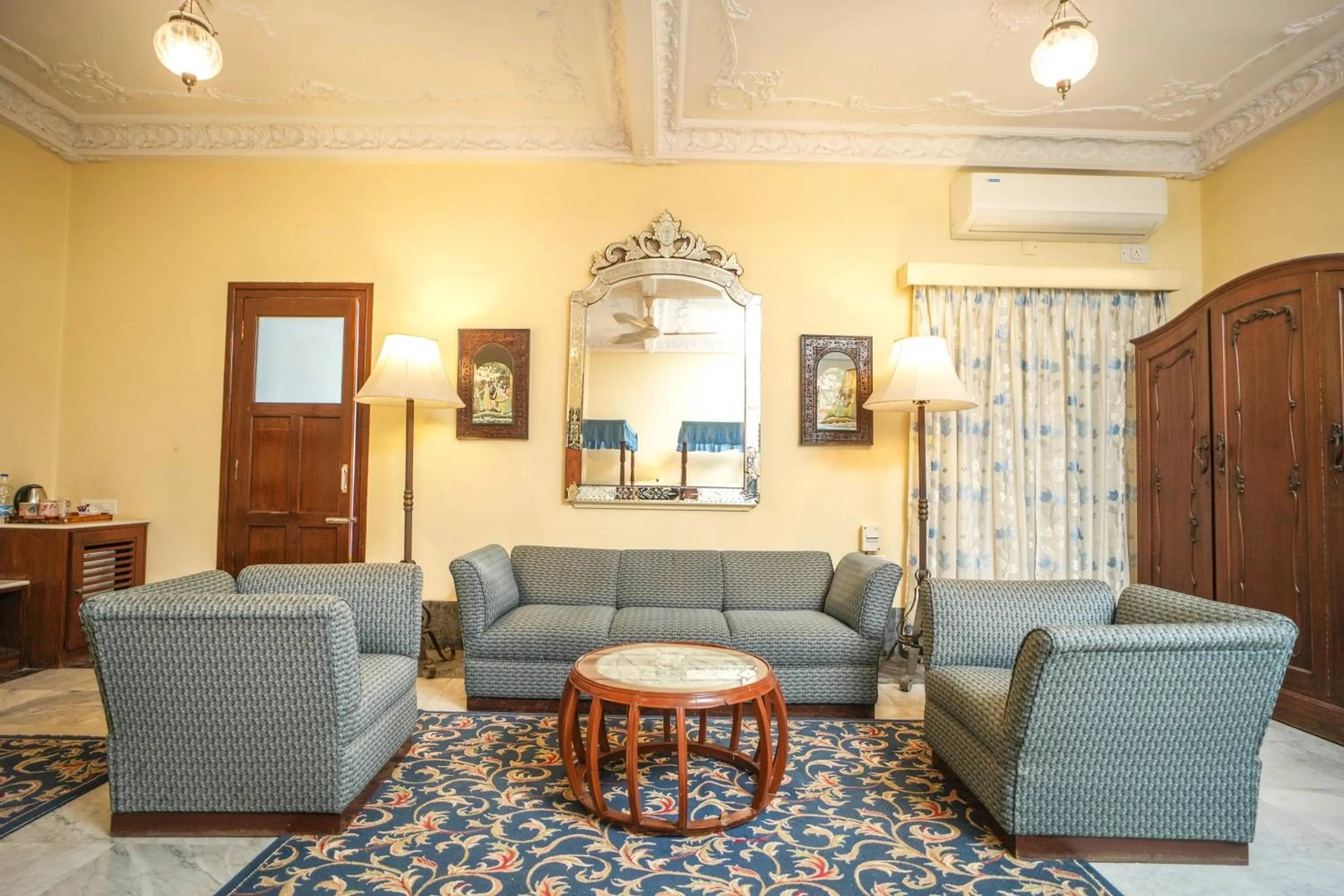 Living room in Nilambag Palace Hotel