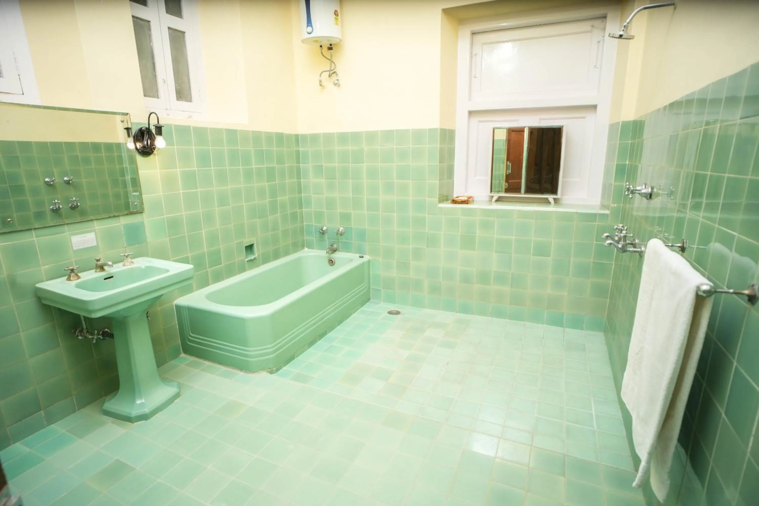 Shower in Nilambag Palace Hotel