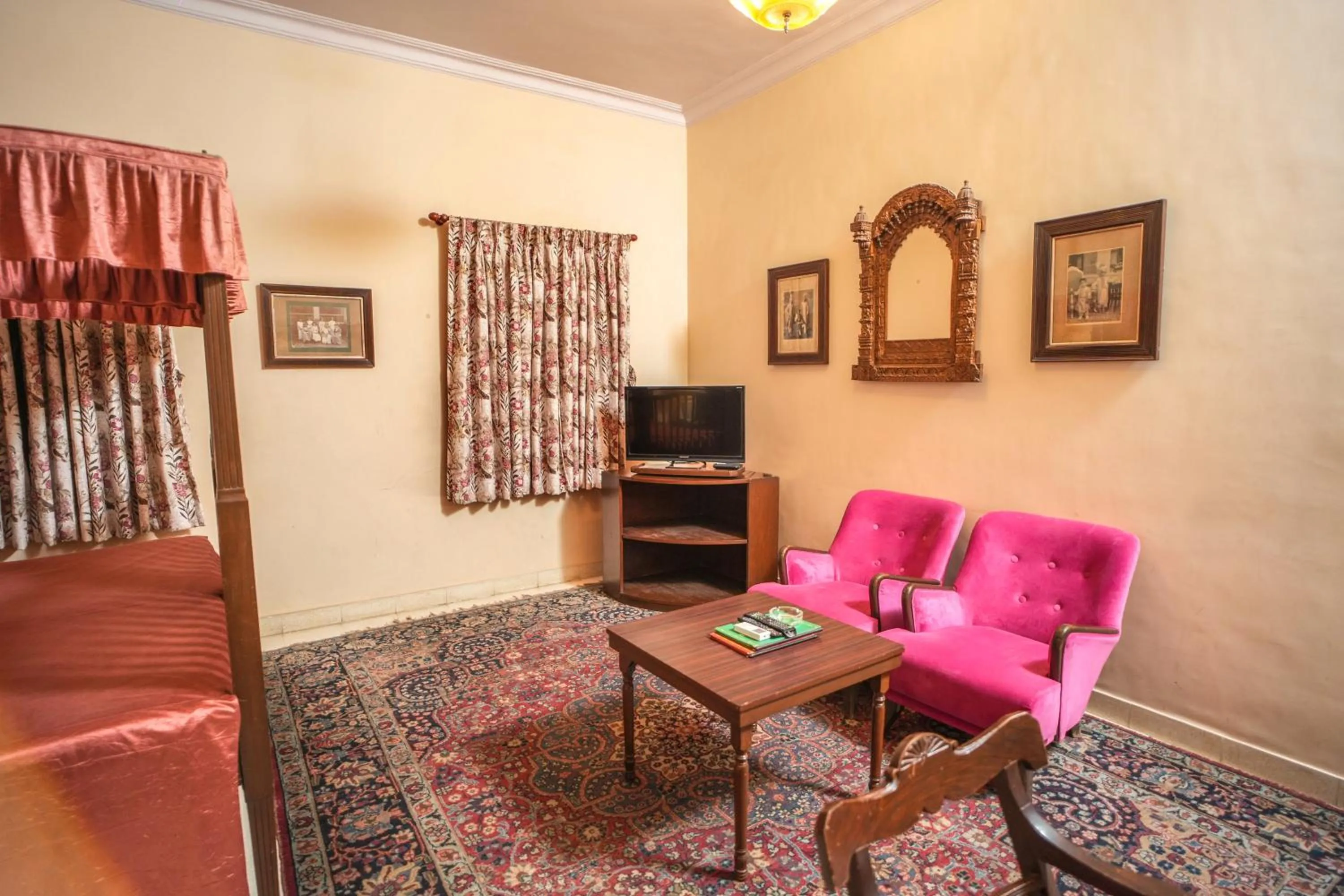 Communal lounge/ TV room in Nilambag Palace Hotel