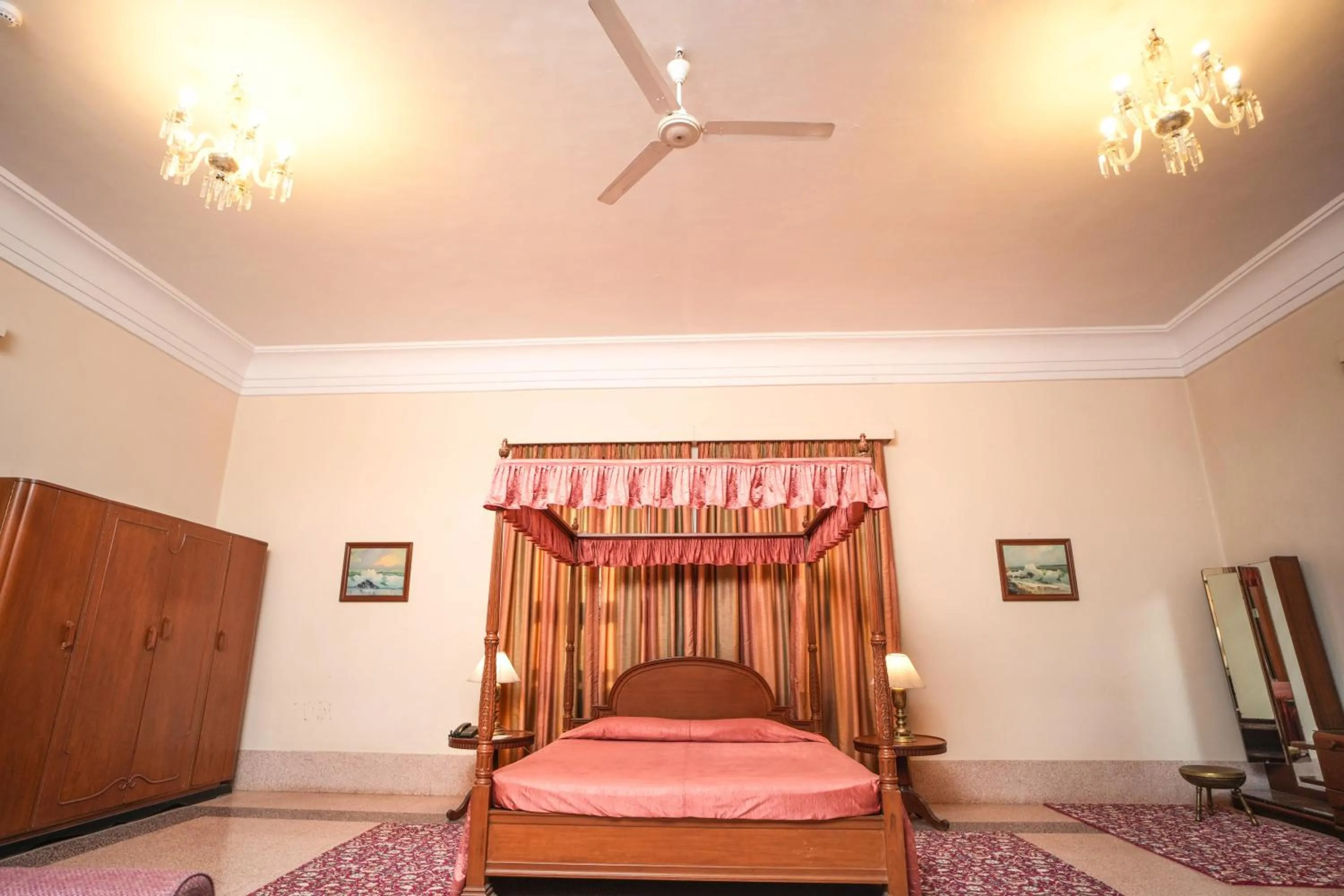 Bed in Nilambag Palace Hotel