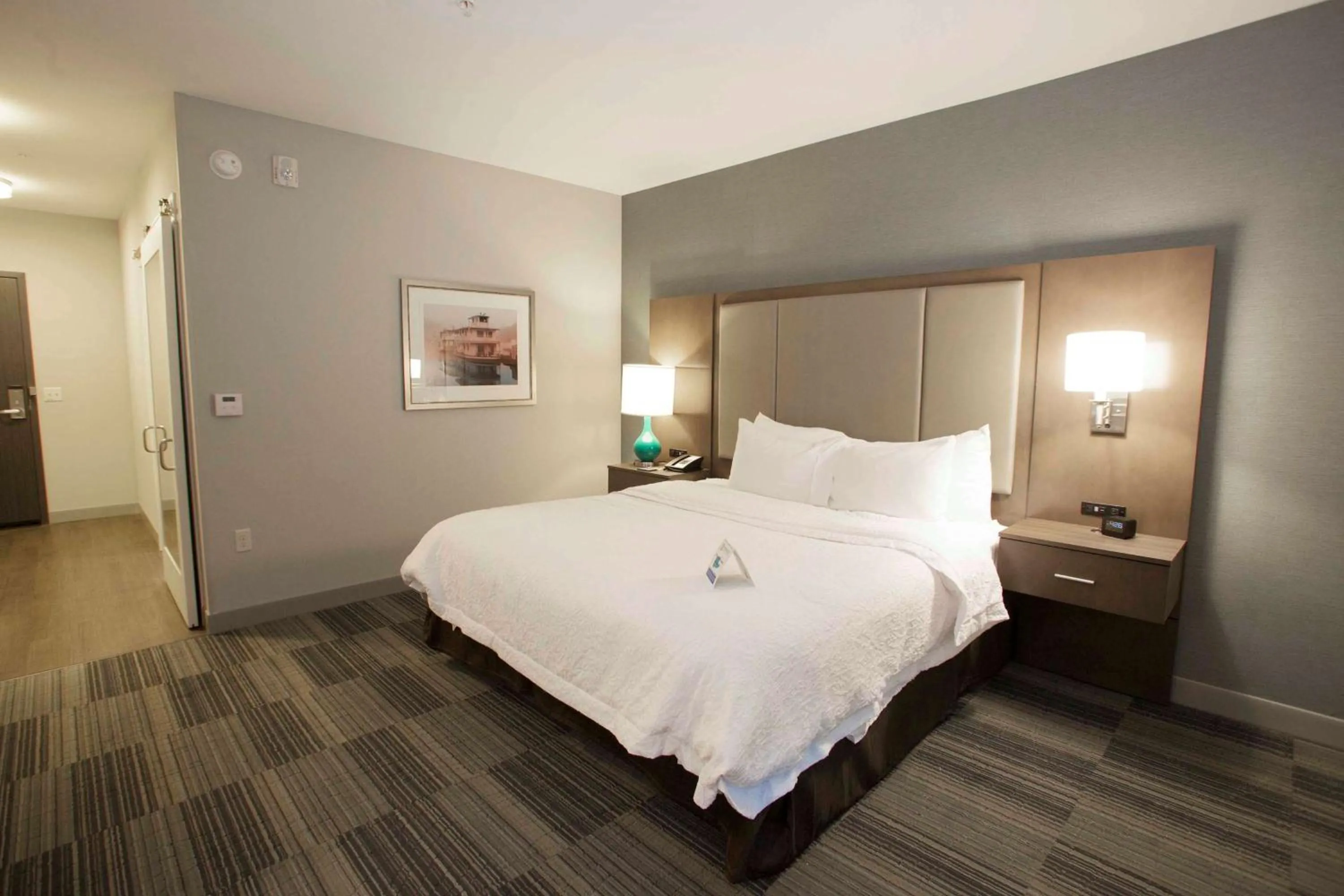 Photo of the whole room, Bed in Hampton Inn & Suites St. Paul Downtown
