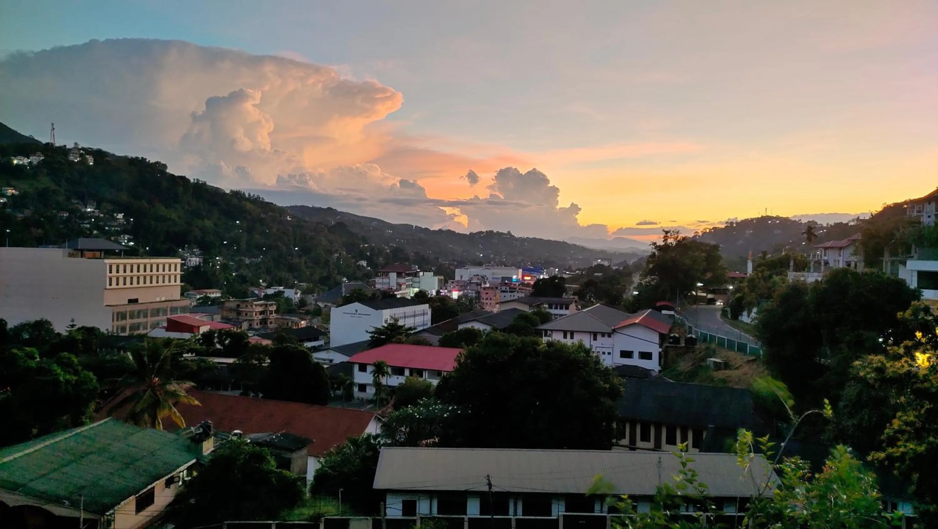 Night in Marvel Hills Kandy