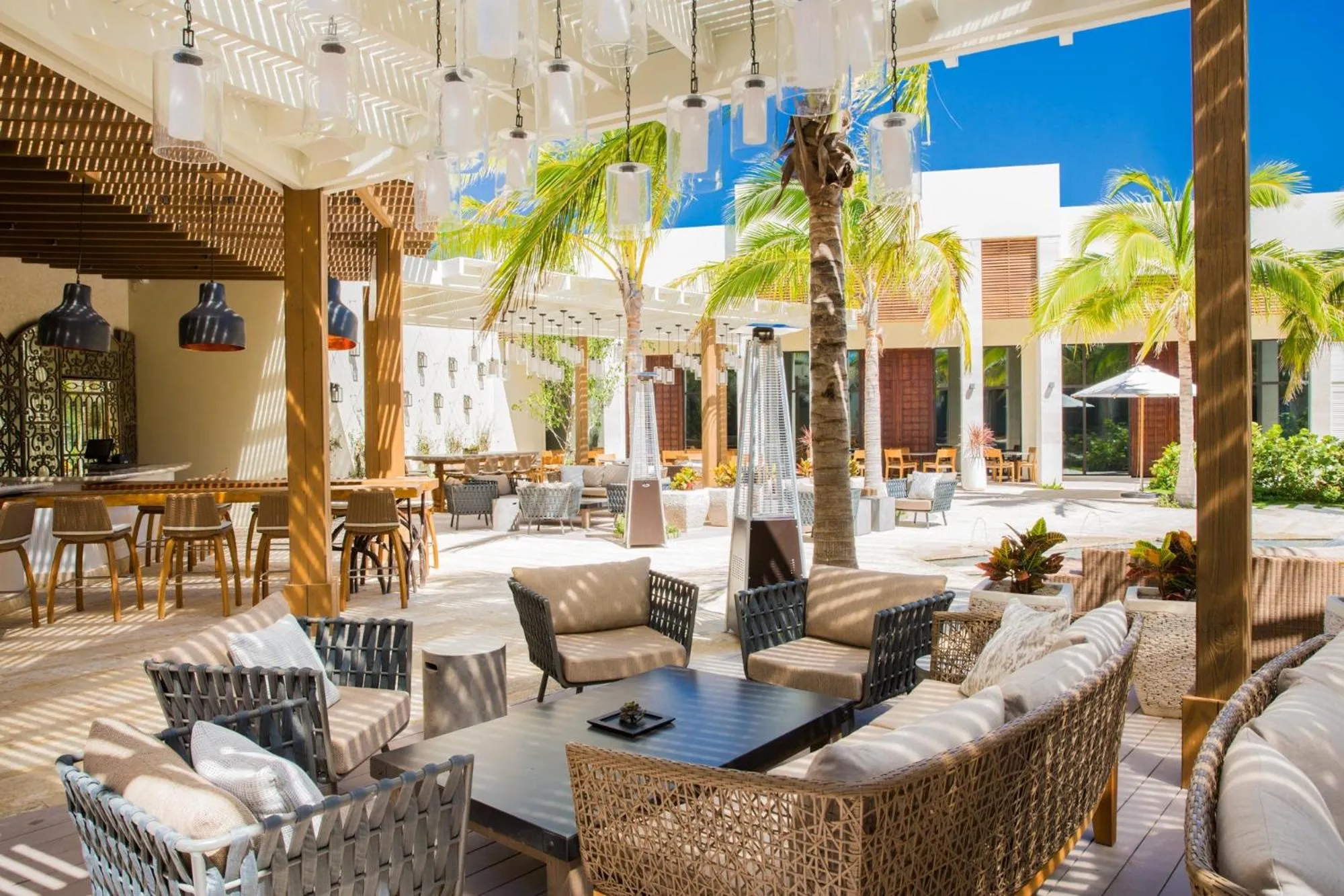 Lounge or bar in The Shore Club Turks & Caicos