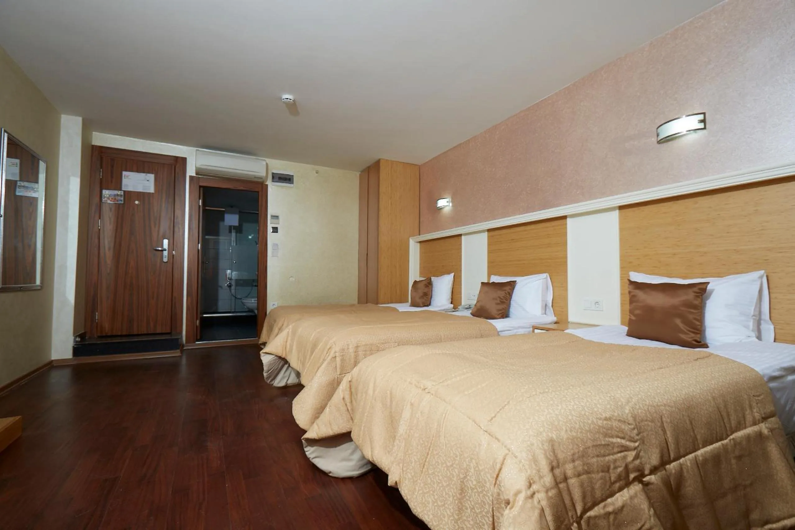 Shower, Bed in Ilkbal Deluxe Hotel &Spa Istanbul