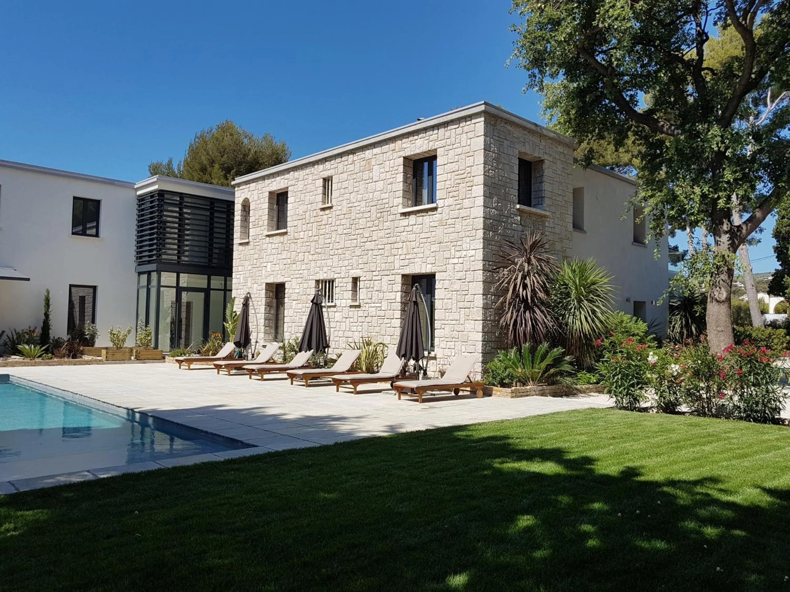 Property building in HPC Suites - Parking Gratuit & Piscine Chauffée en saison