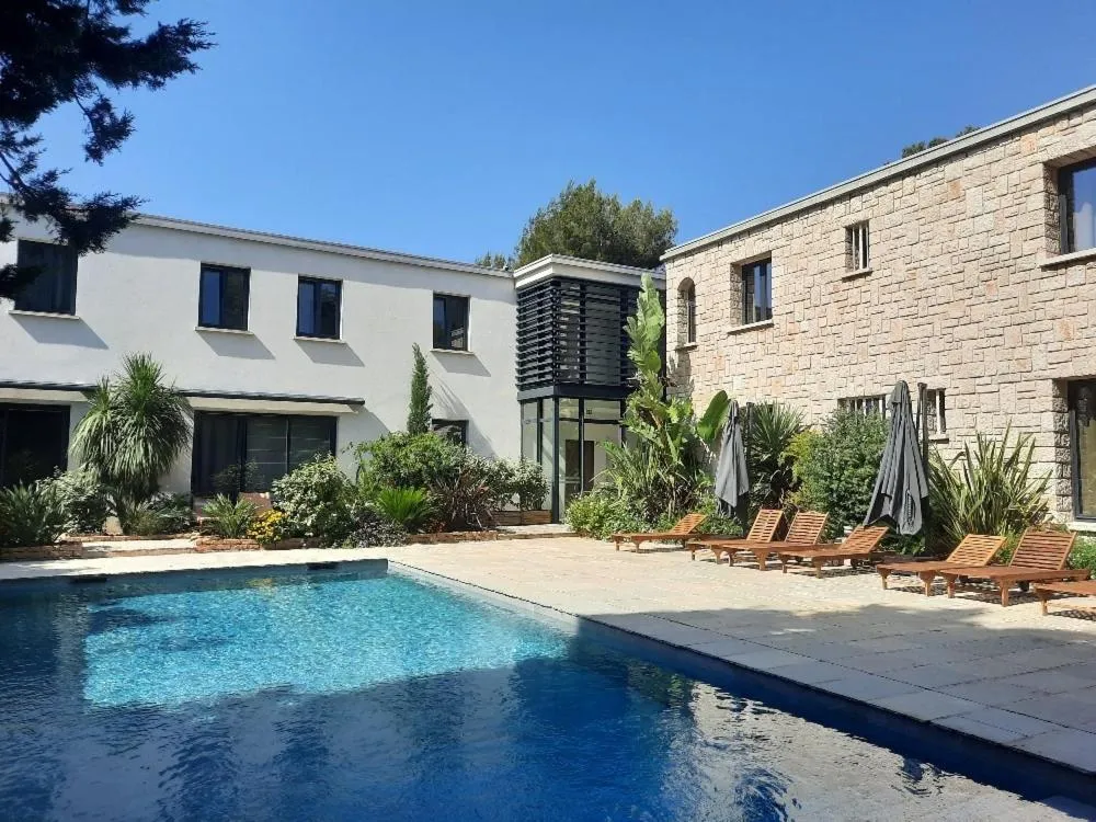 Pool view in HPC Suites - Parking Gratuit & Piscine Chauffée en saison