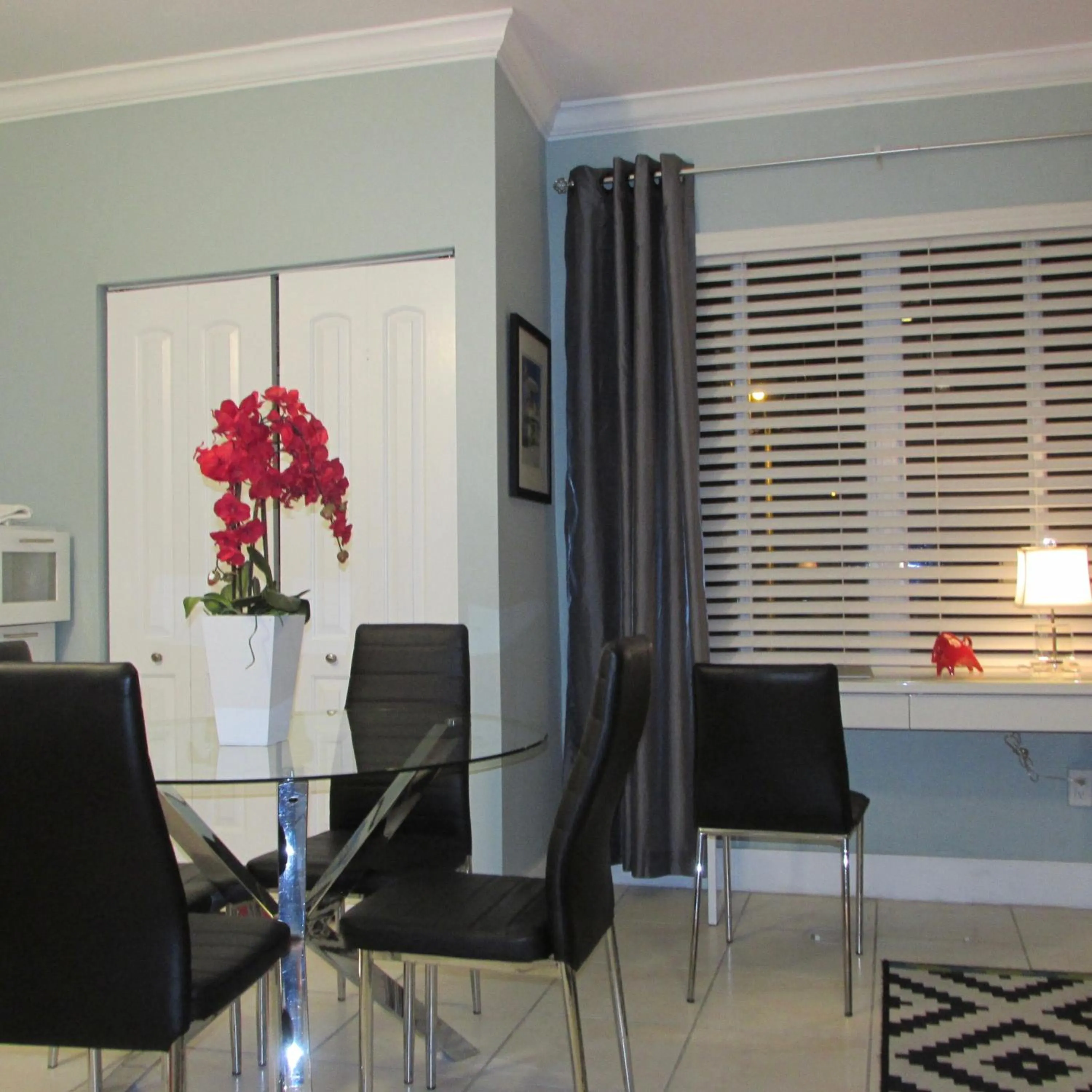 Dining area in Ocean Breeze