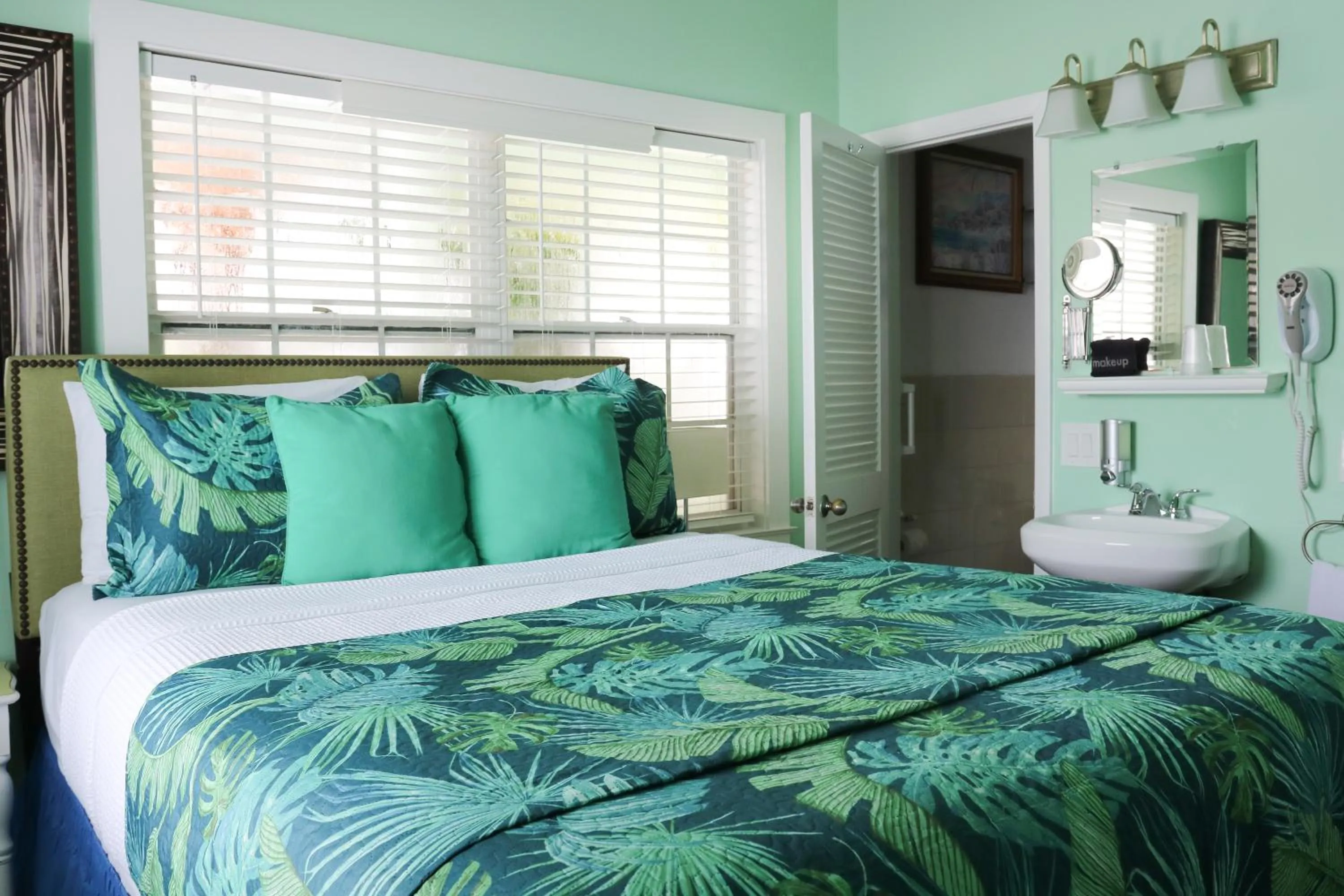 Bedroom, Bed in Caribbean House