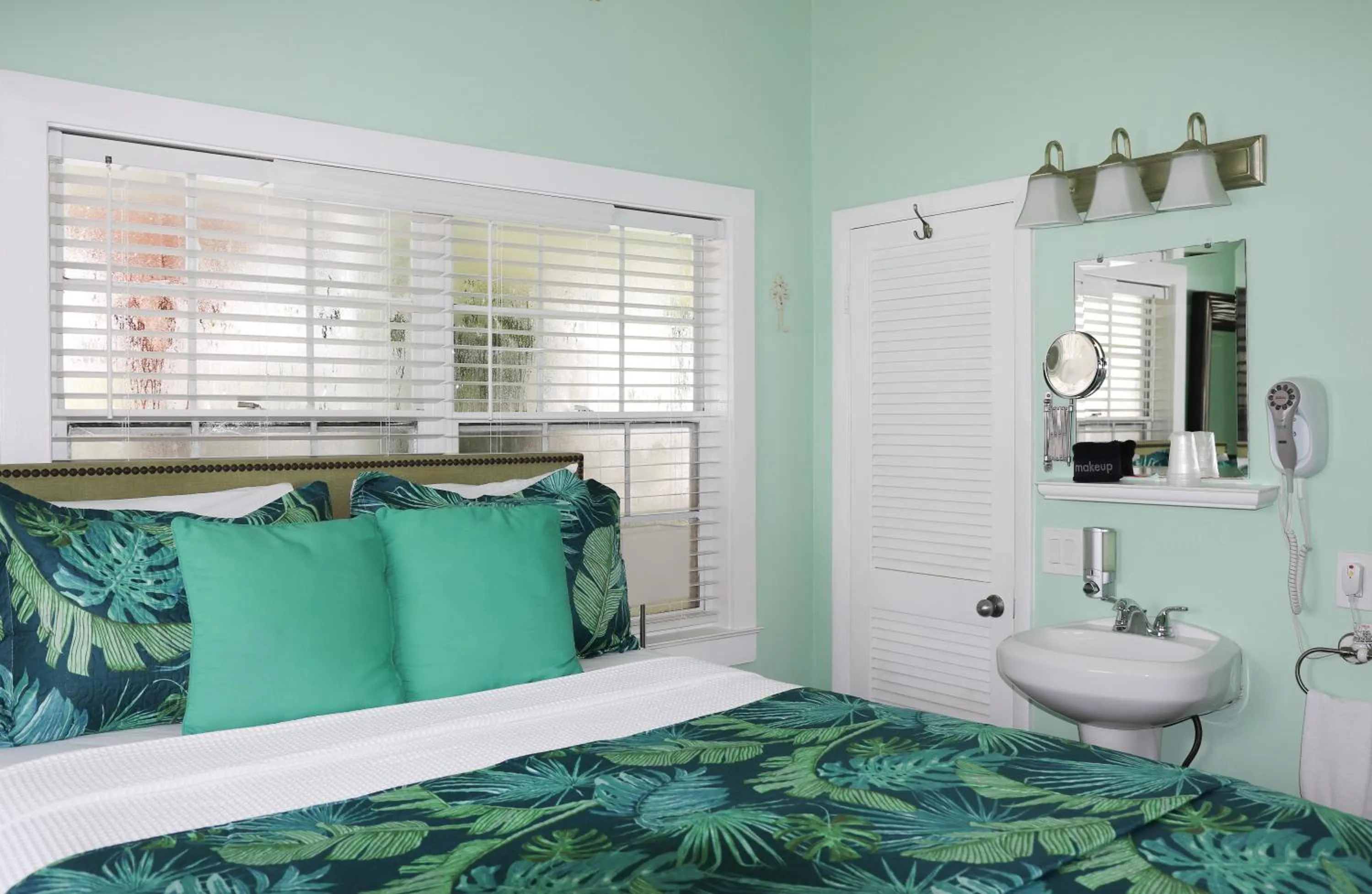 Bedroom, Bed in Caribbean House