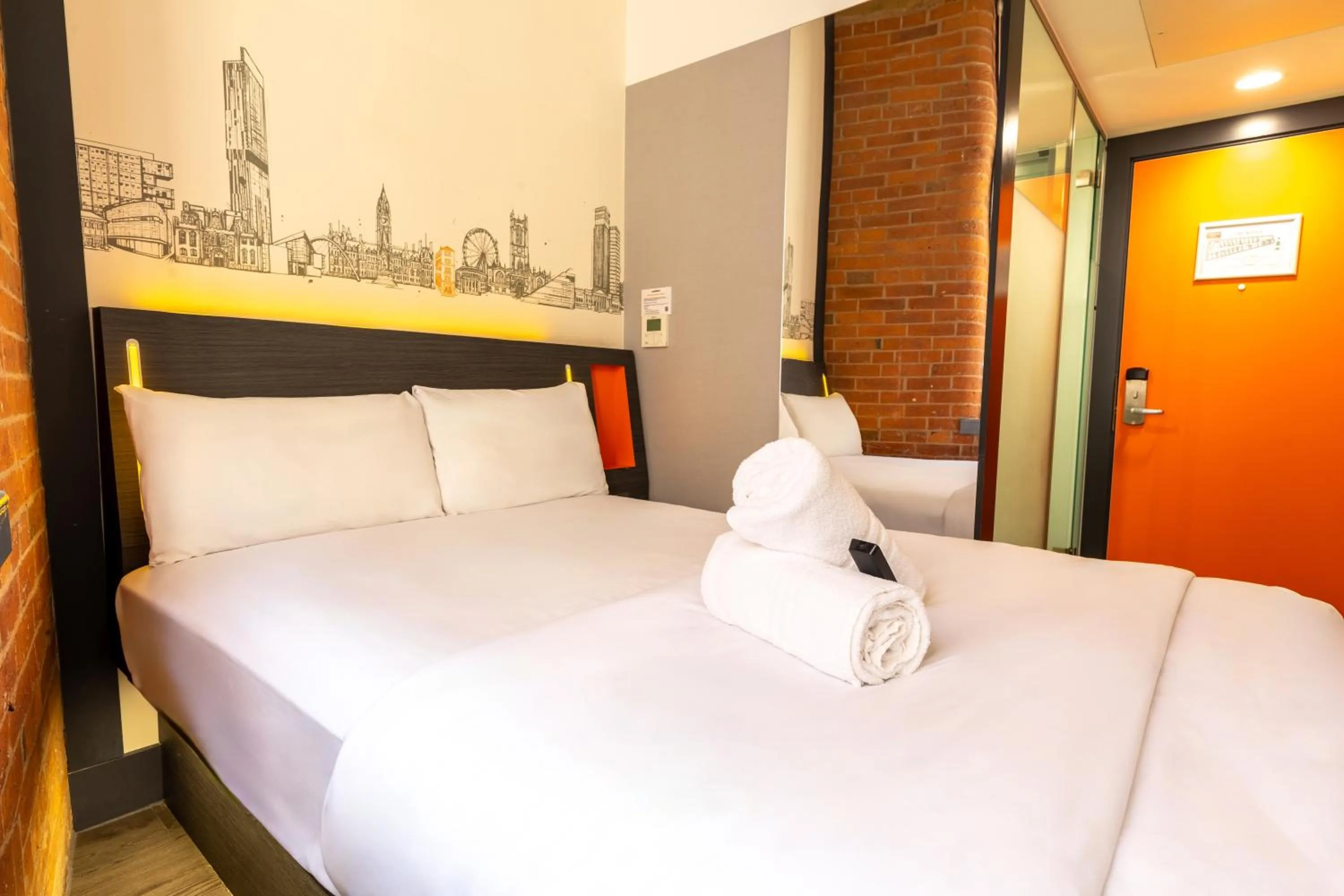 Bedroom, Bed in easyHotel Manchester