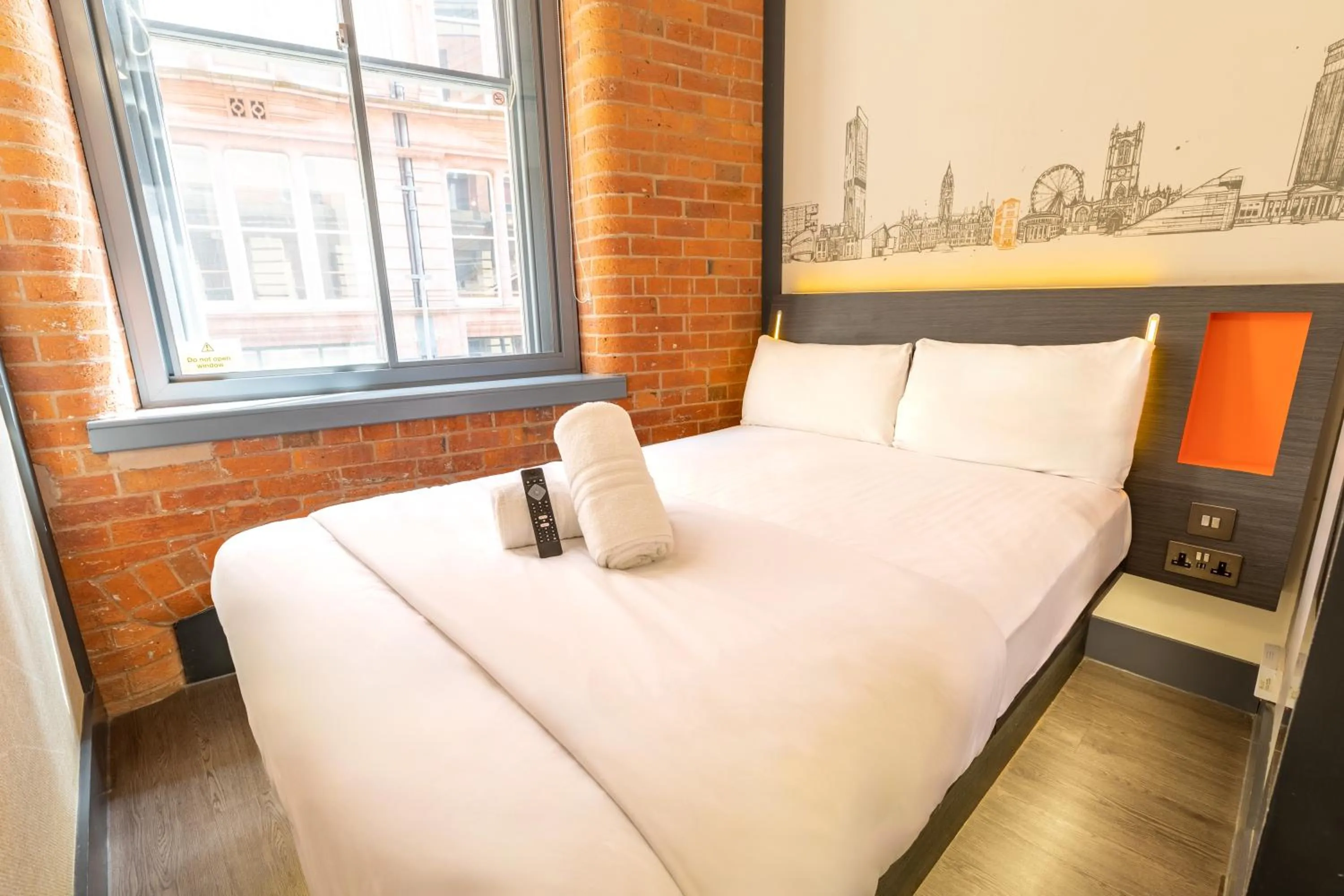 Bedroom, Bed in easyHotel Manchester
