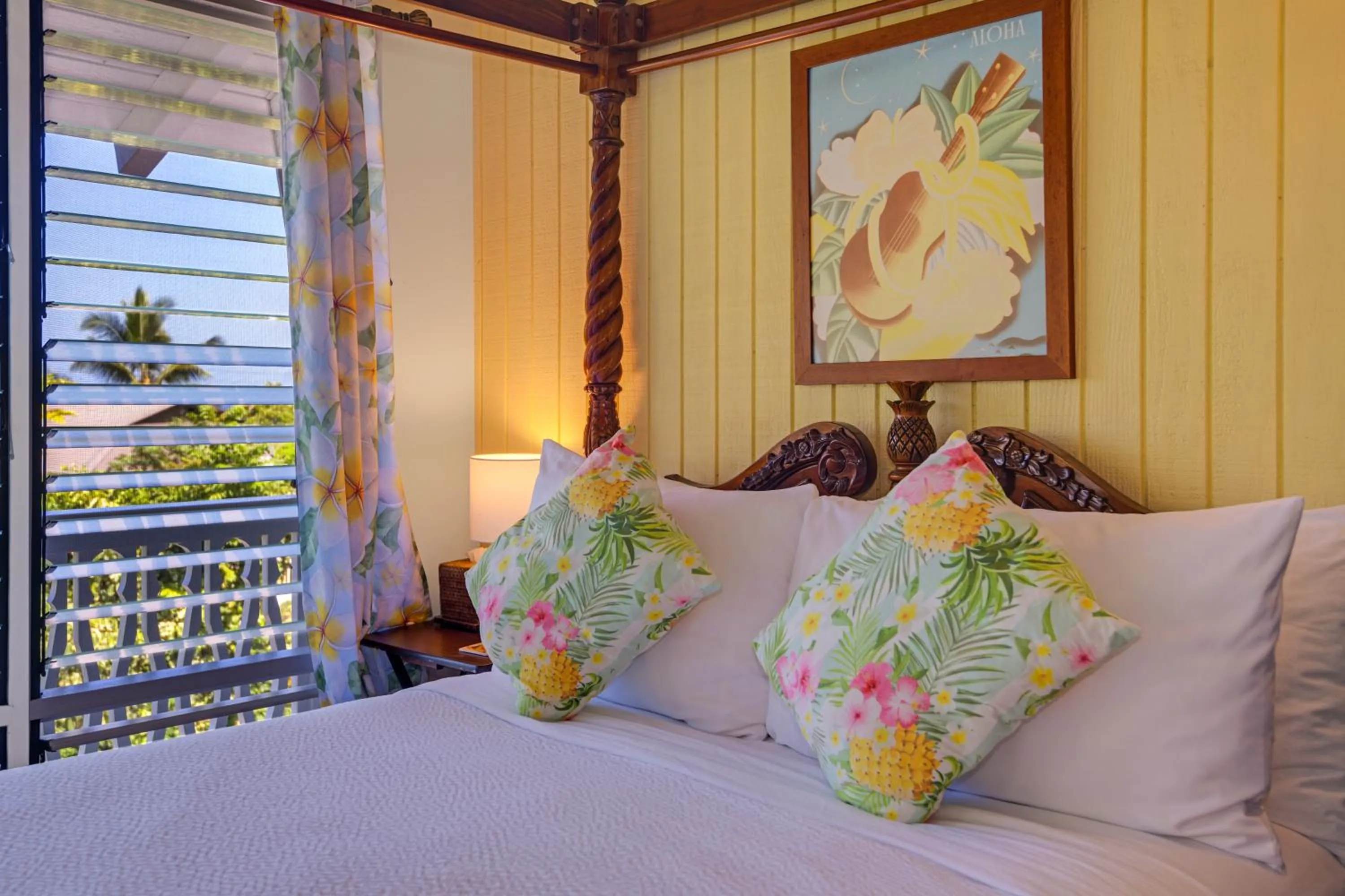 Bed in Big Island Retreat - No Resort Fees