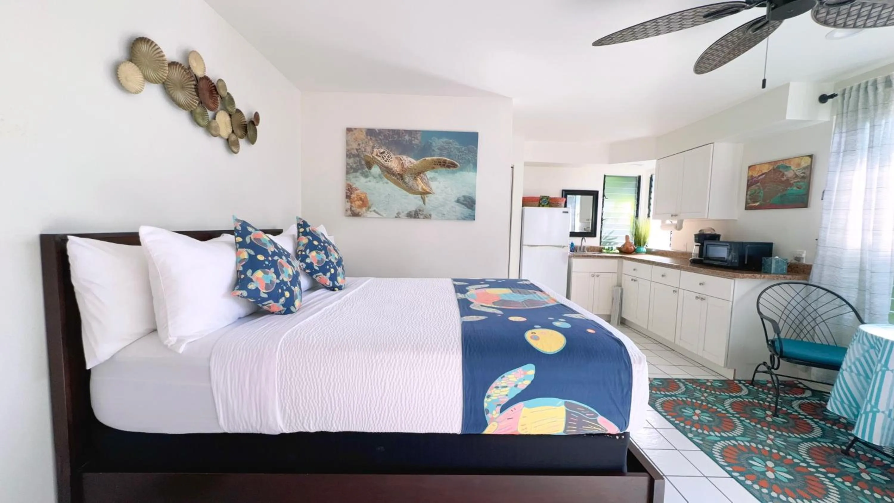 Bed in Big Island Retreat - No Resort Fees