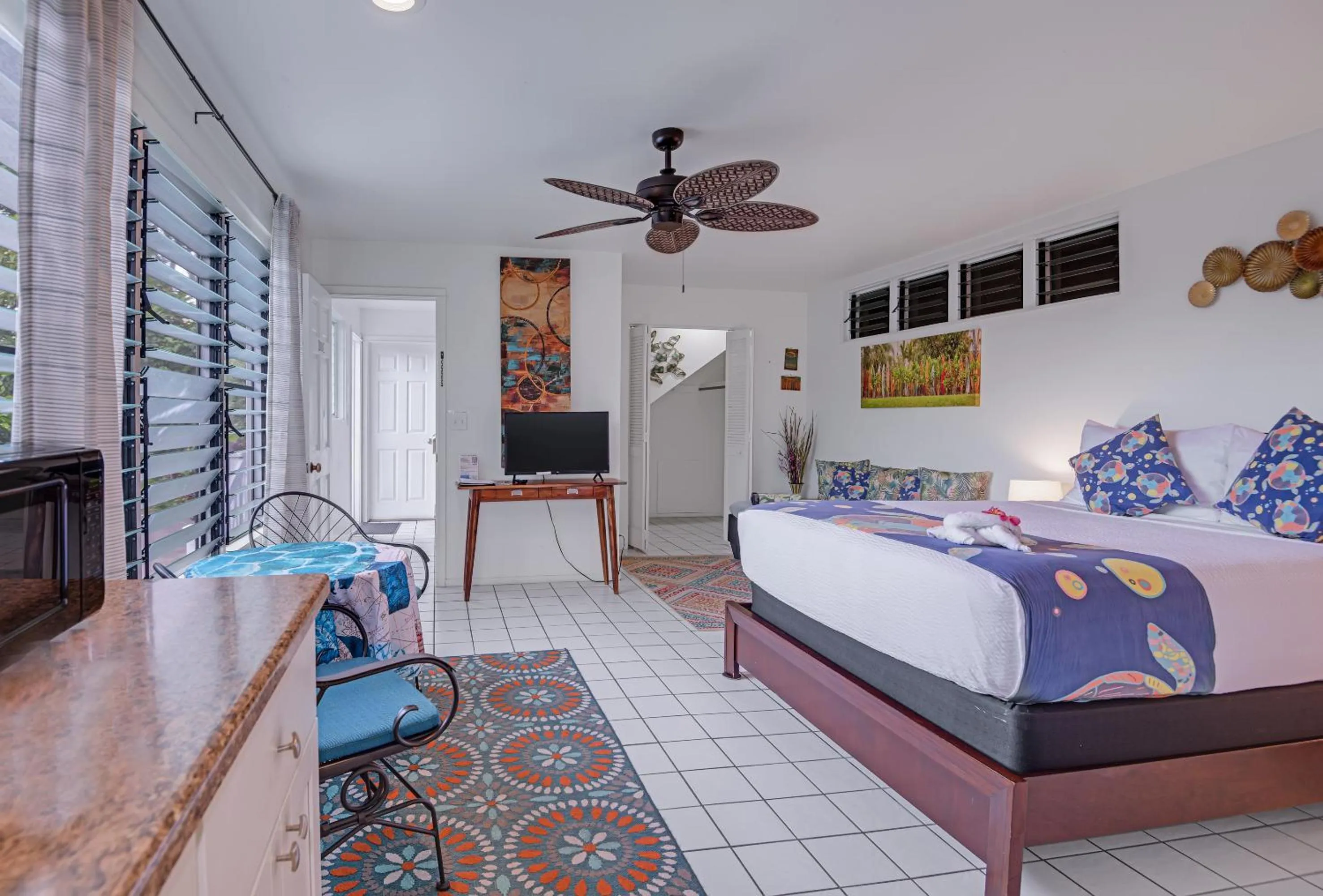 Bed in Big Island Retreat - No Resort Fees