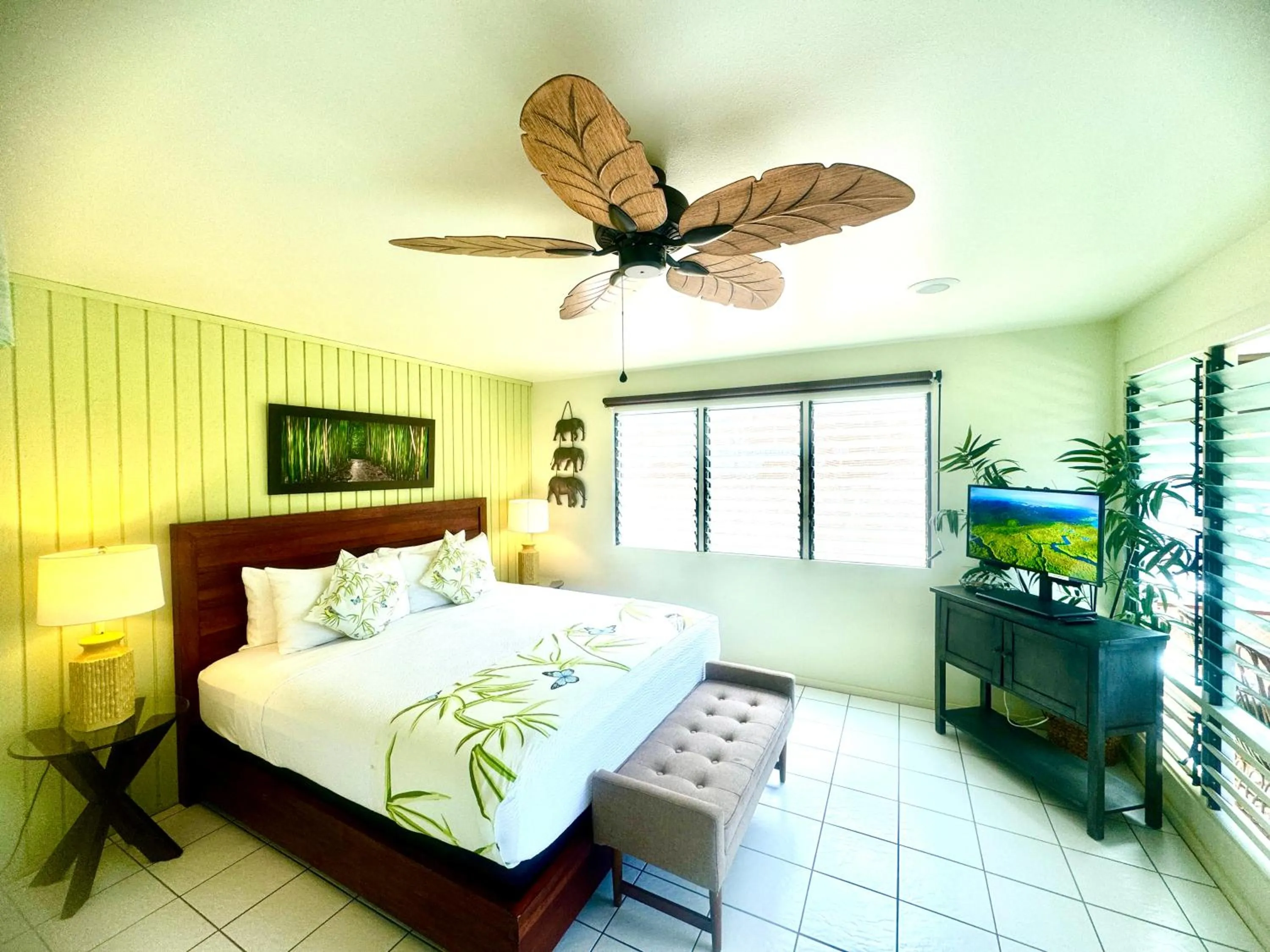 TV and multimedia, Bed in Big Island Retreat - No Resort Fees