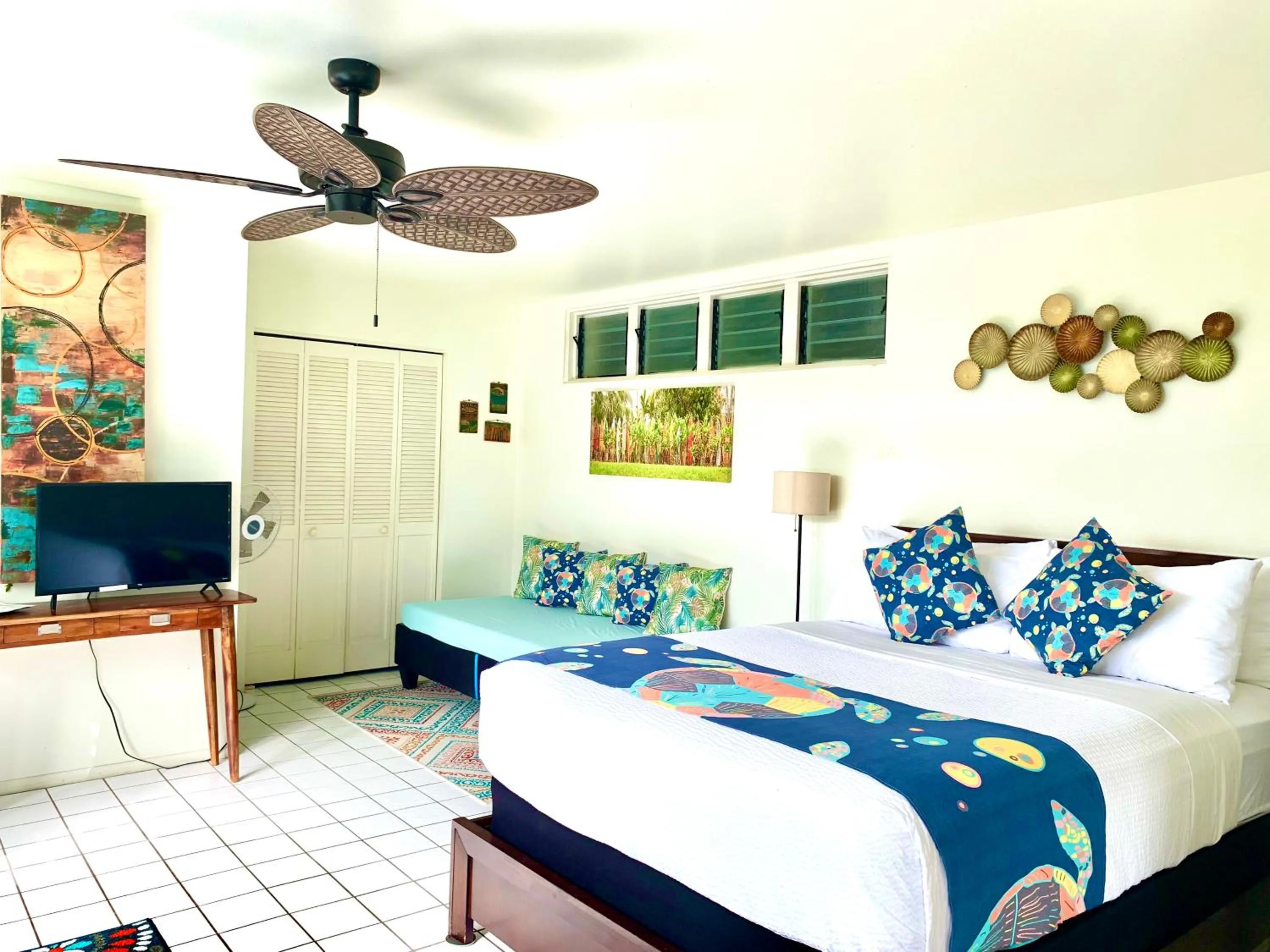 Bed in Big Island Retreat - No Resort Fees
