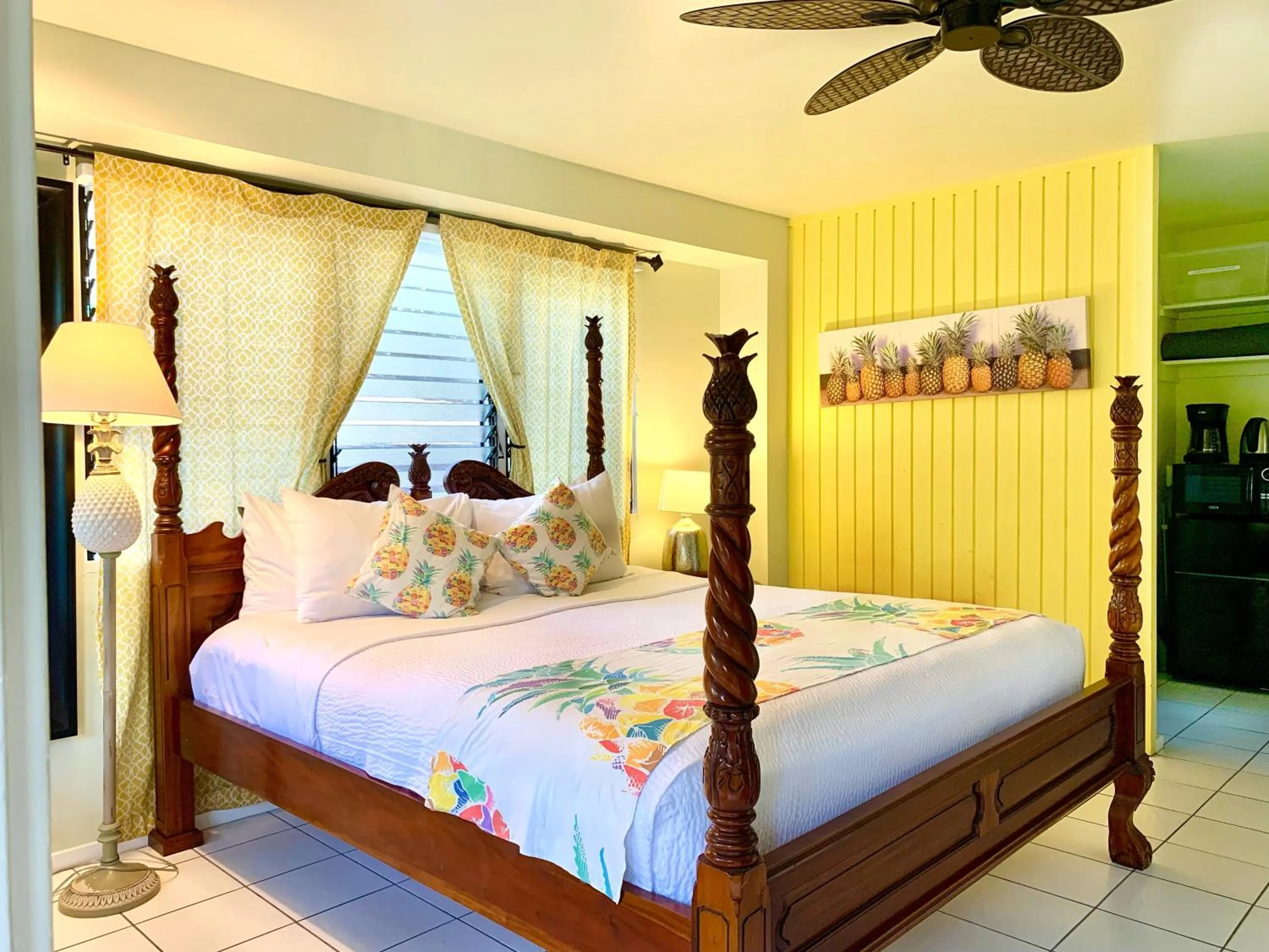 Living room, Bed in Big Island Retreat - No Resort Fees