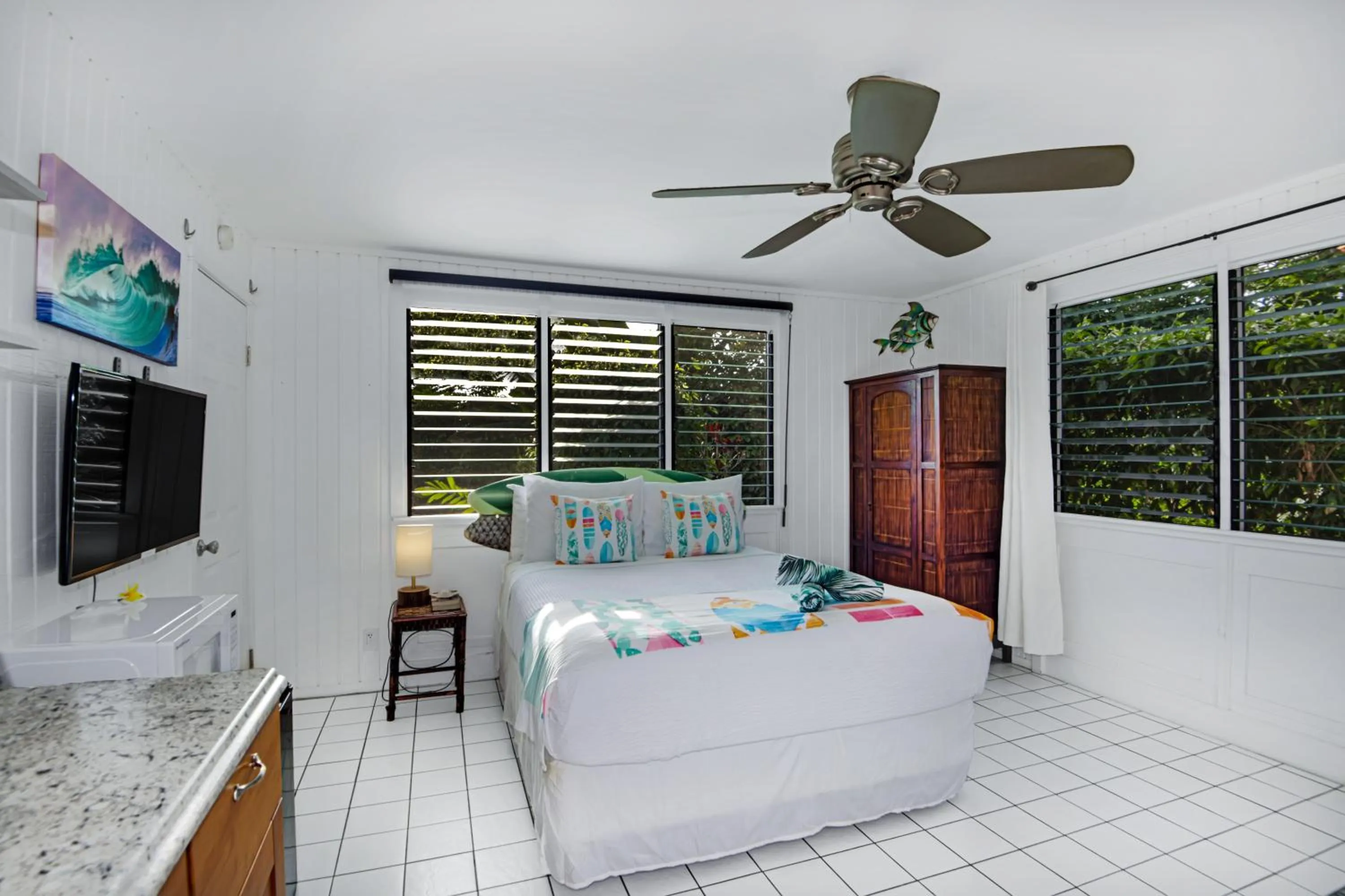 Bed in Big Island Retreat - No Resort Fees