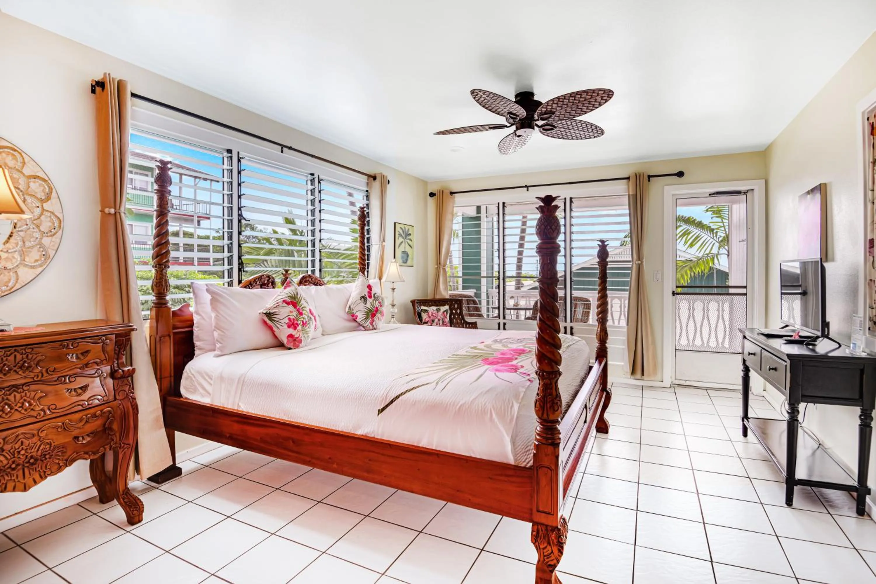 Bed in Big Island Retreat - No Resort Fees