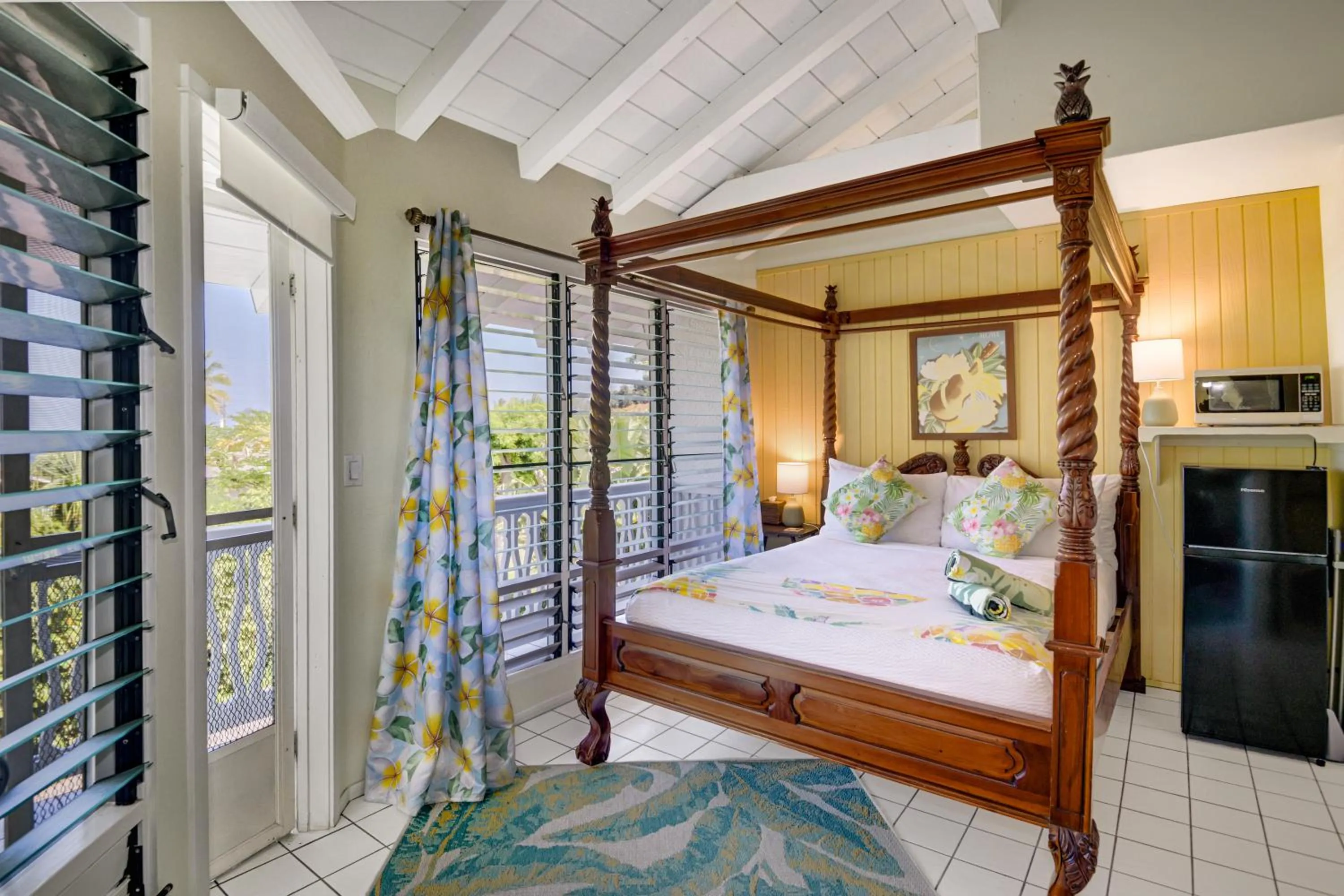 Bed in Big Island Retreat - No Resort Fees