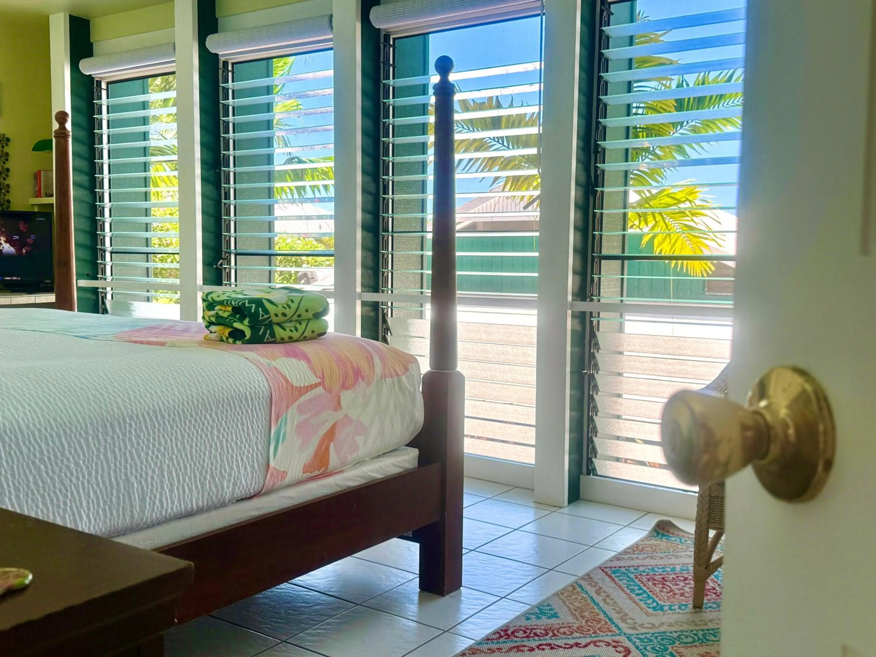 Bed in Big Island Retreat - No Resort Fees