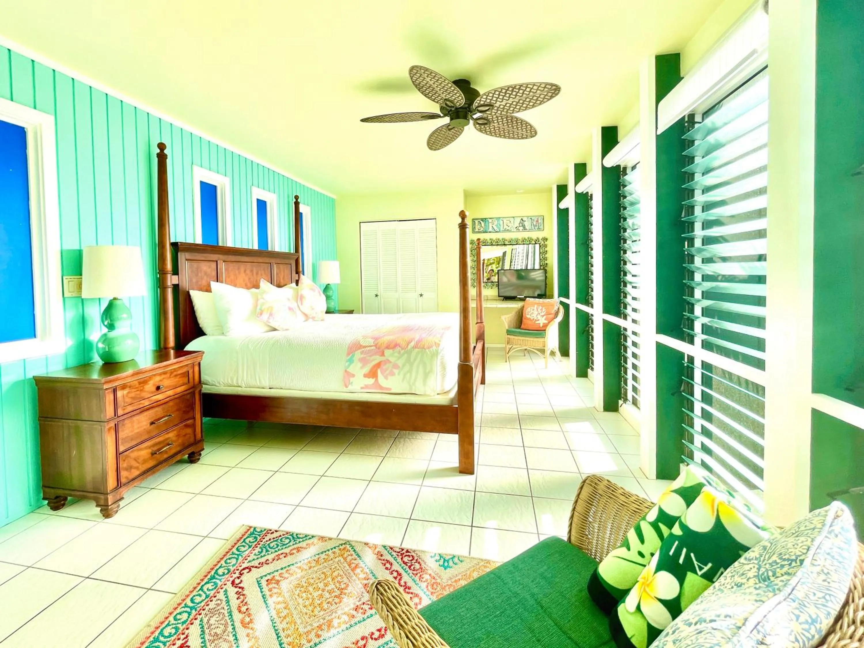 Living room, Bed in Big Island Retreat - No Resort Fees