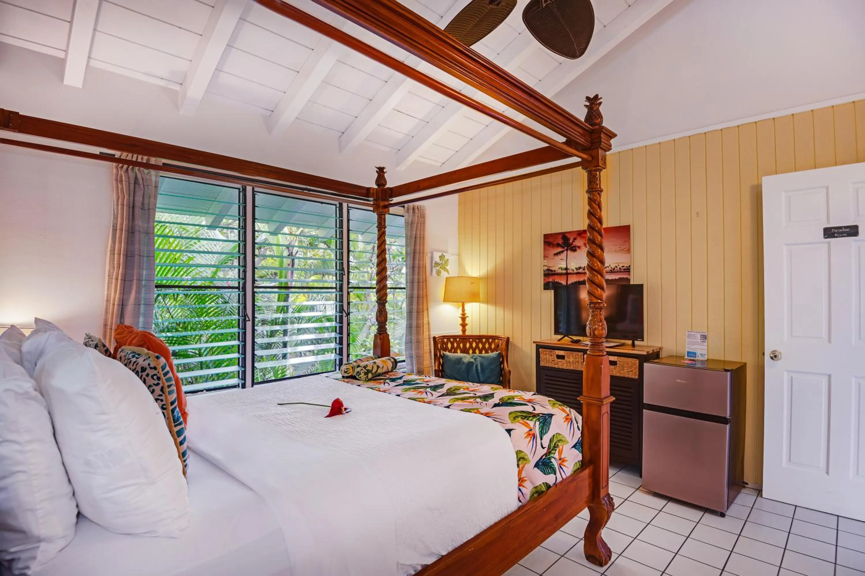 Bed in Big Island Retreat - No Resort Fees