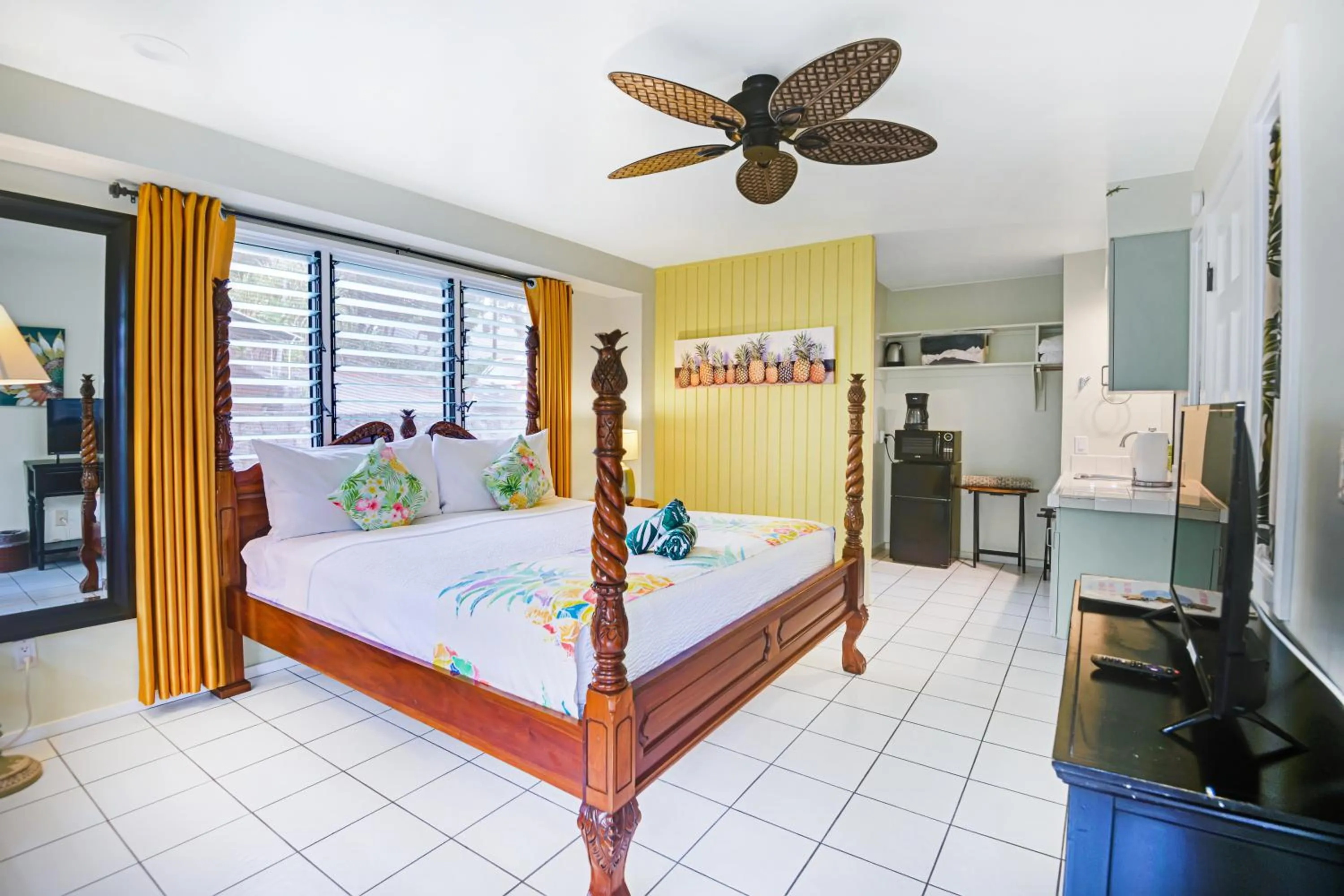 Communal lounge/ TV room, Bed in Big Island Retreat - No Resort Fees