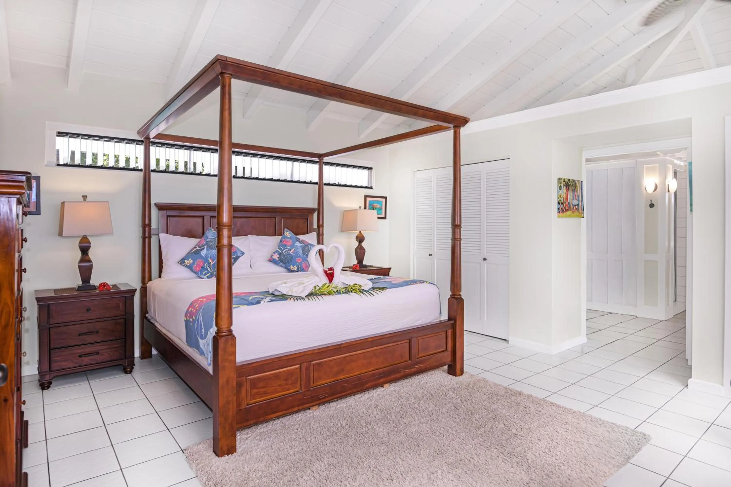 Bed in Big Island Retreat - No Resort Fees