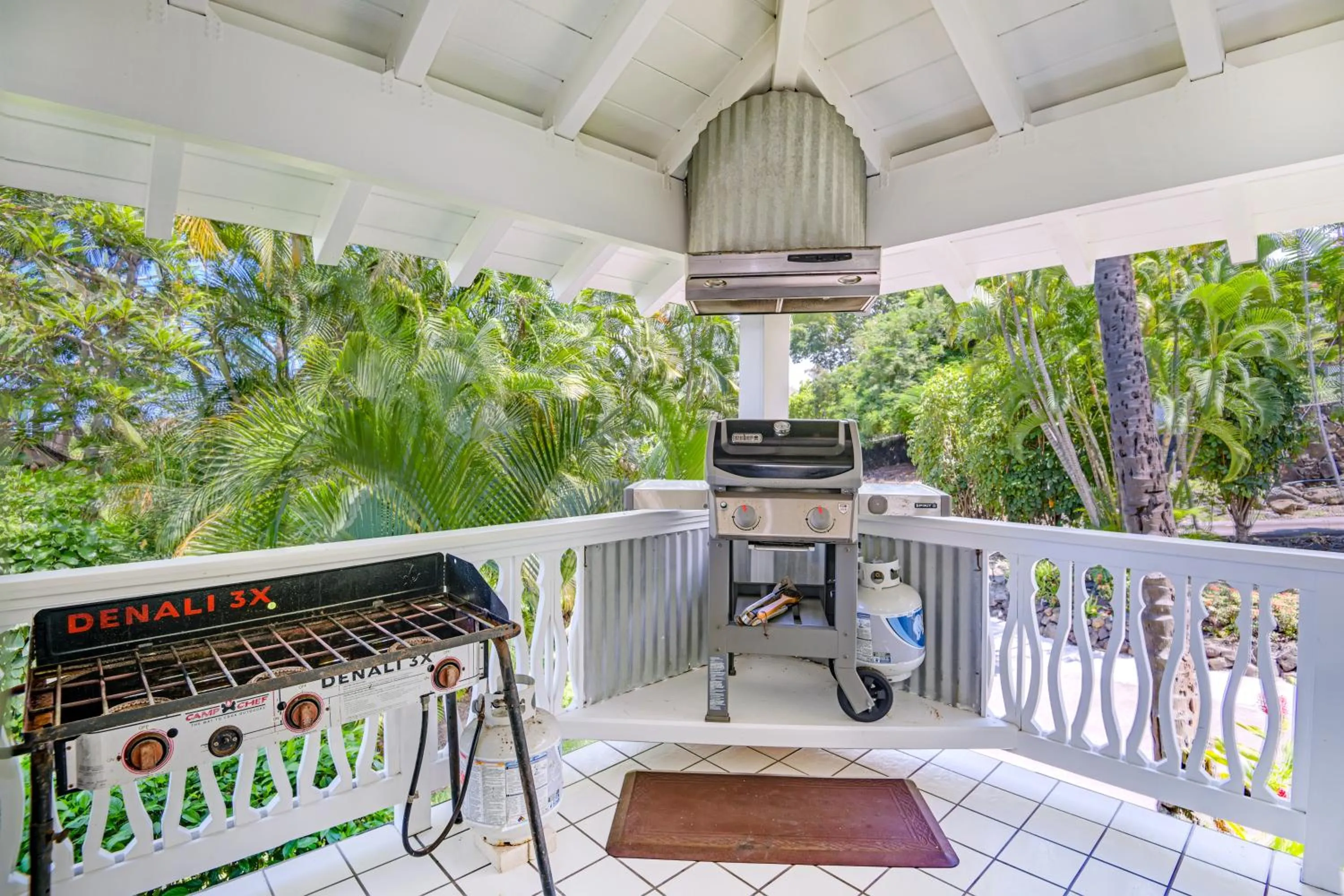 Communal kitchen in Big Island Retreat - No Resort Fees
