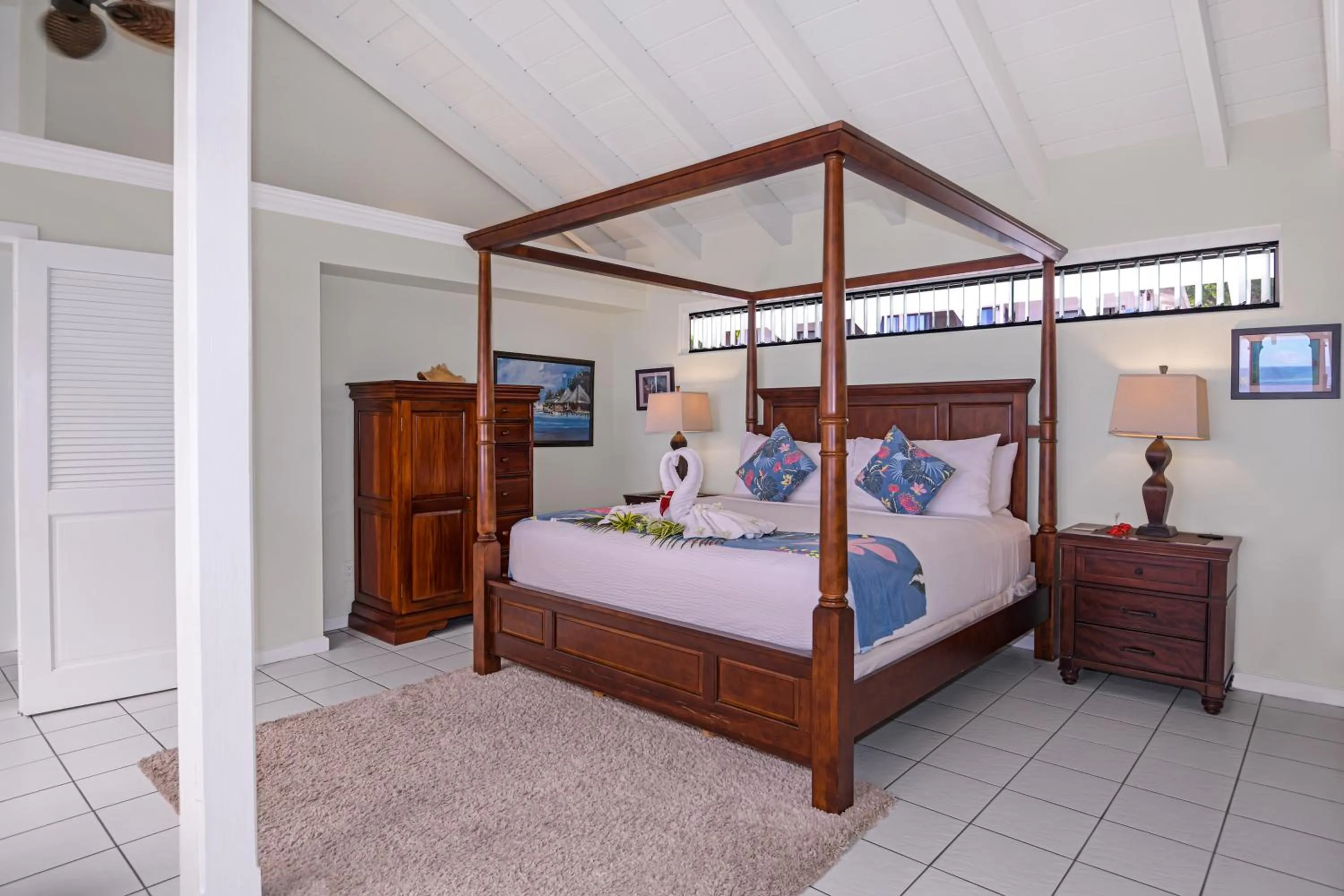 Bed in Big Island Retreat - No Resort Fees