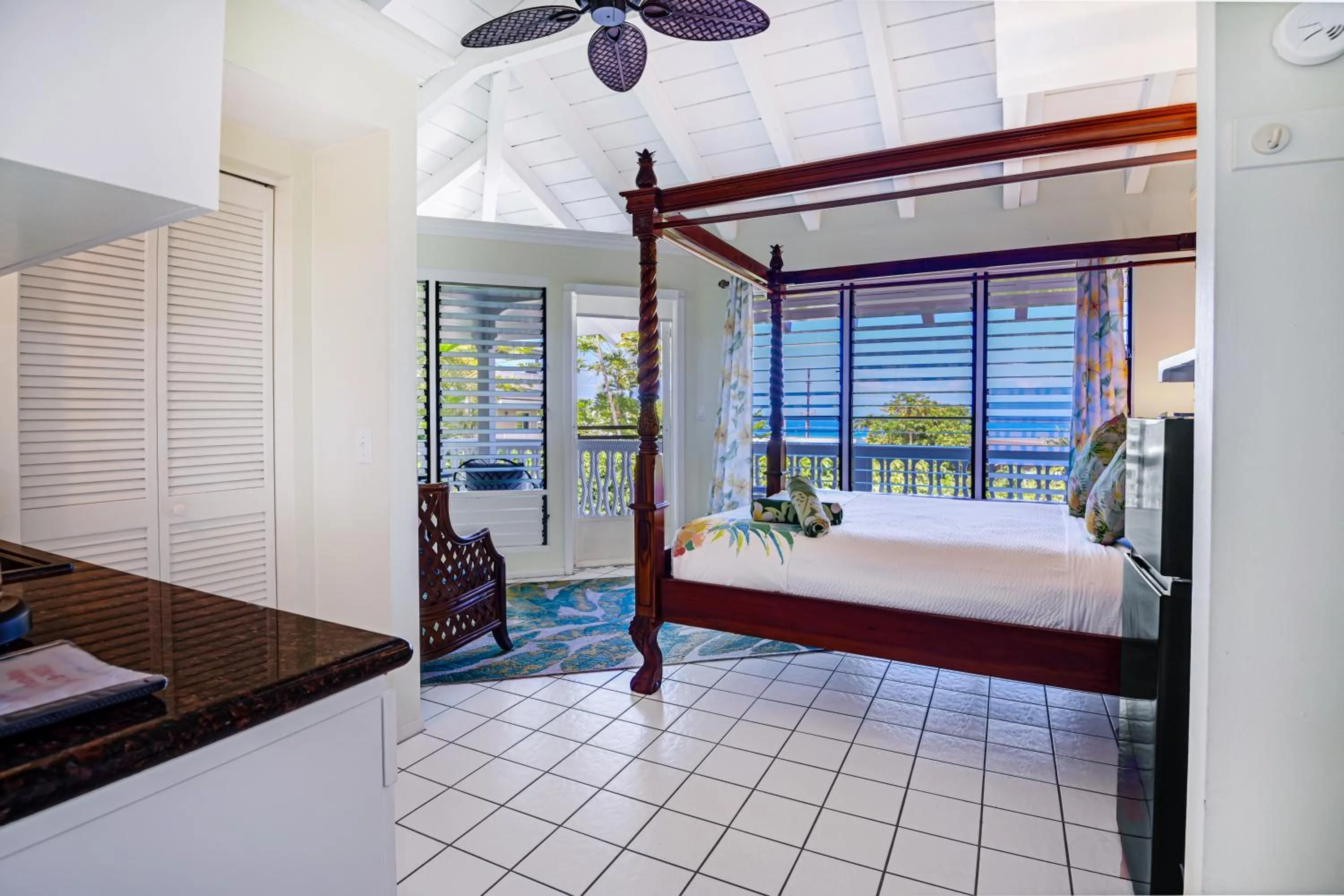 Bed in Big Island Retreat - No Resort Fees