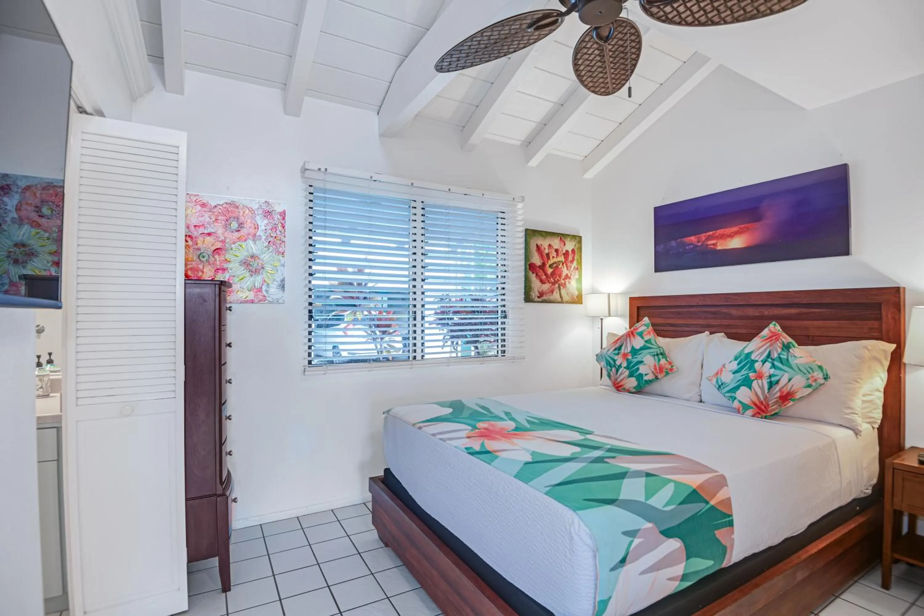 Bed in Big Island Retreat - No Resort Fees