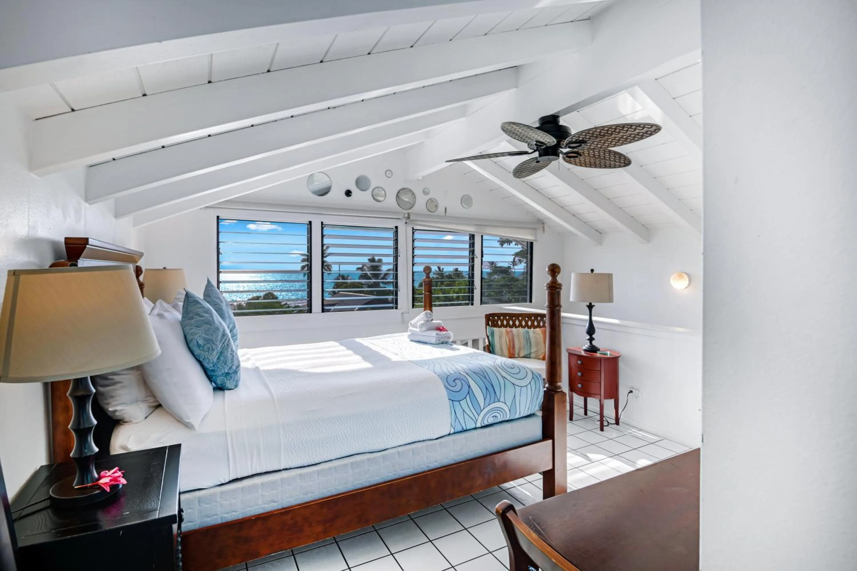 Bed in Big Island Retreat - No Resort Fees