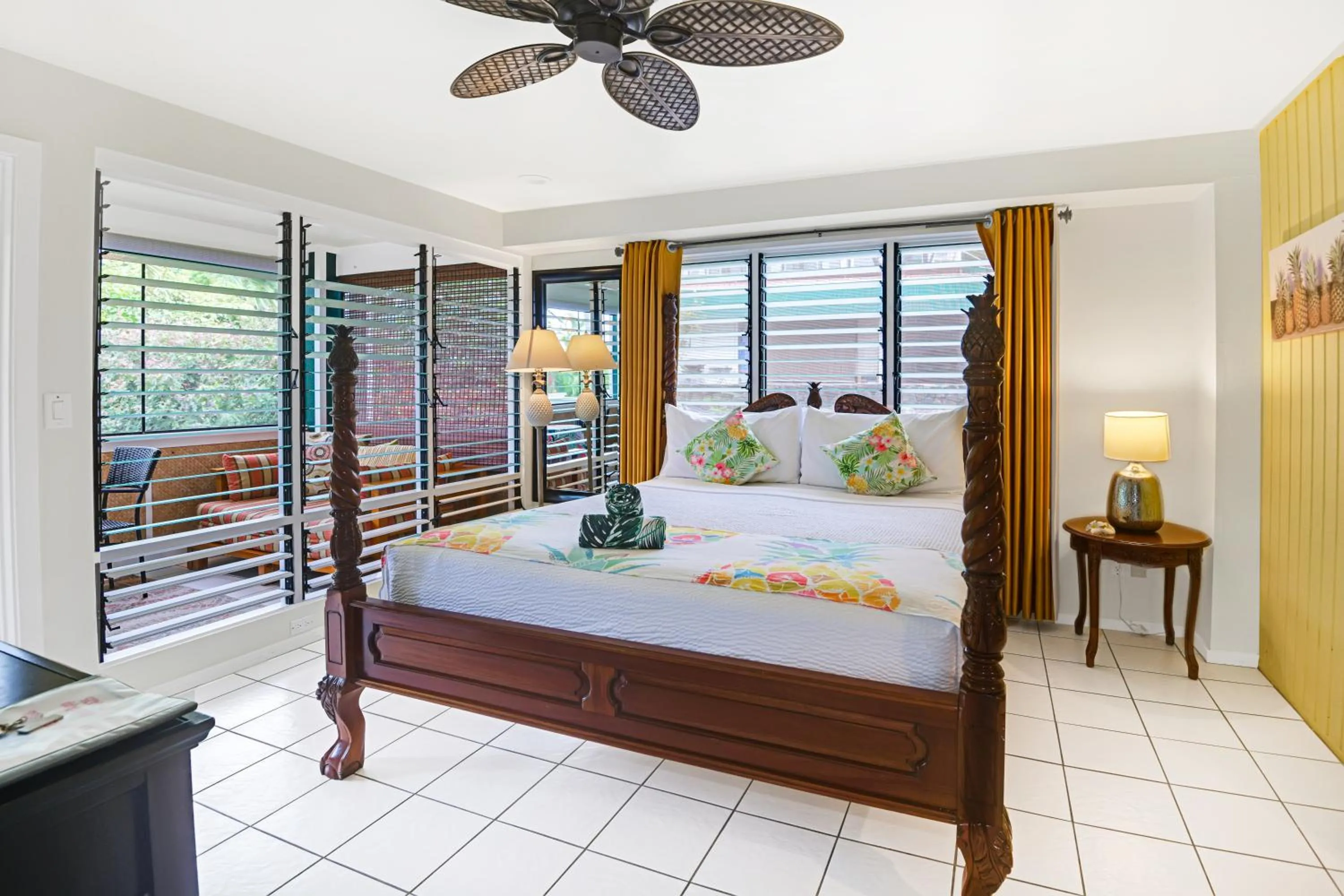 Bed in Big Island Retreat - No Resort Fees