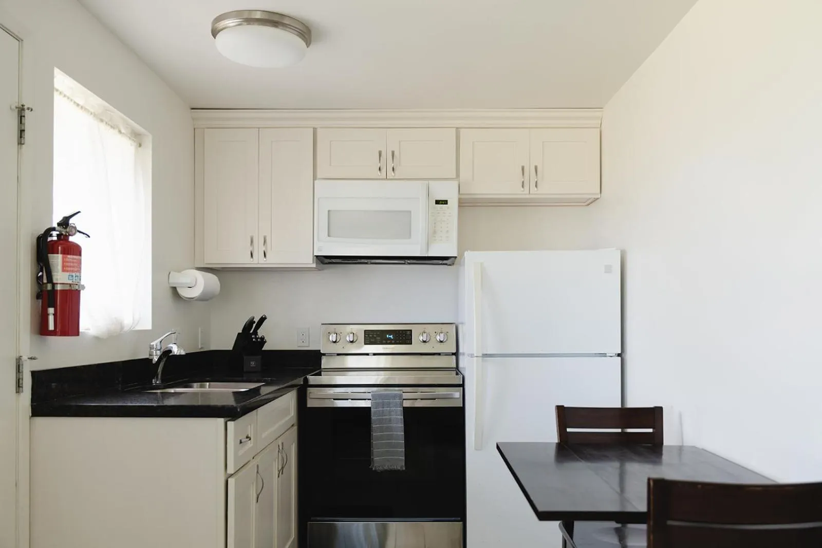 Kitchen or kitchenette in Nona Lani Cottages