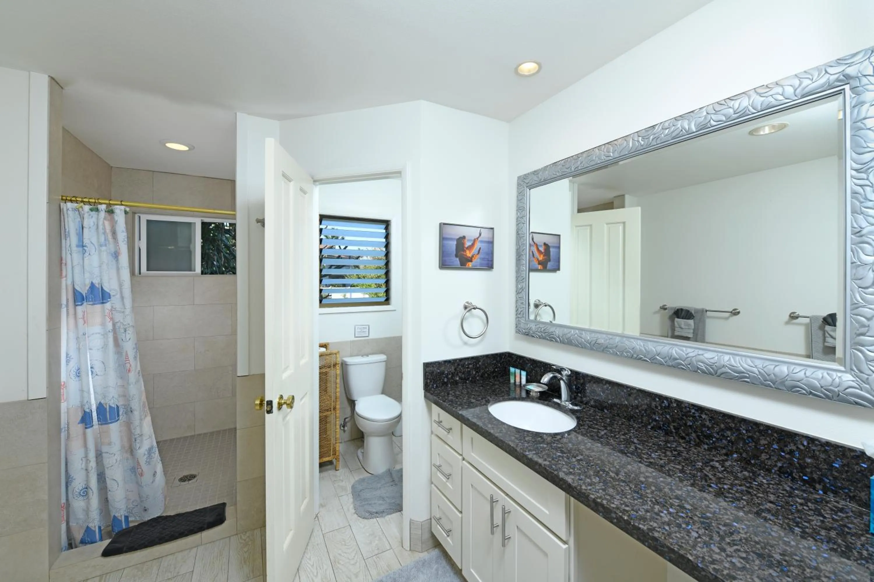 Bathroom in Nona Lani Cottages