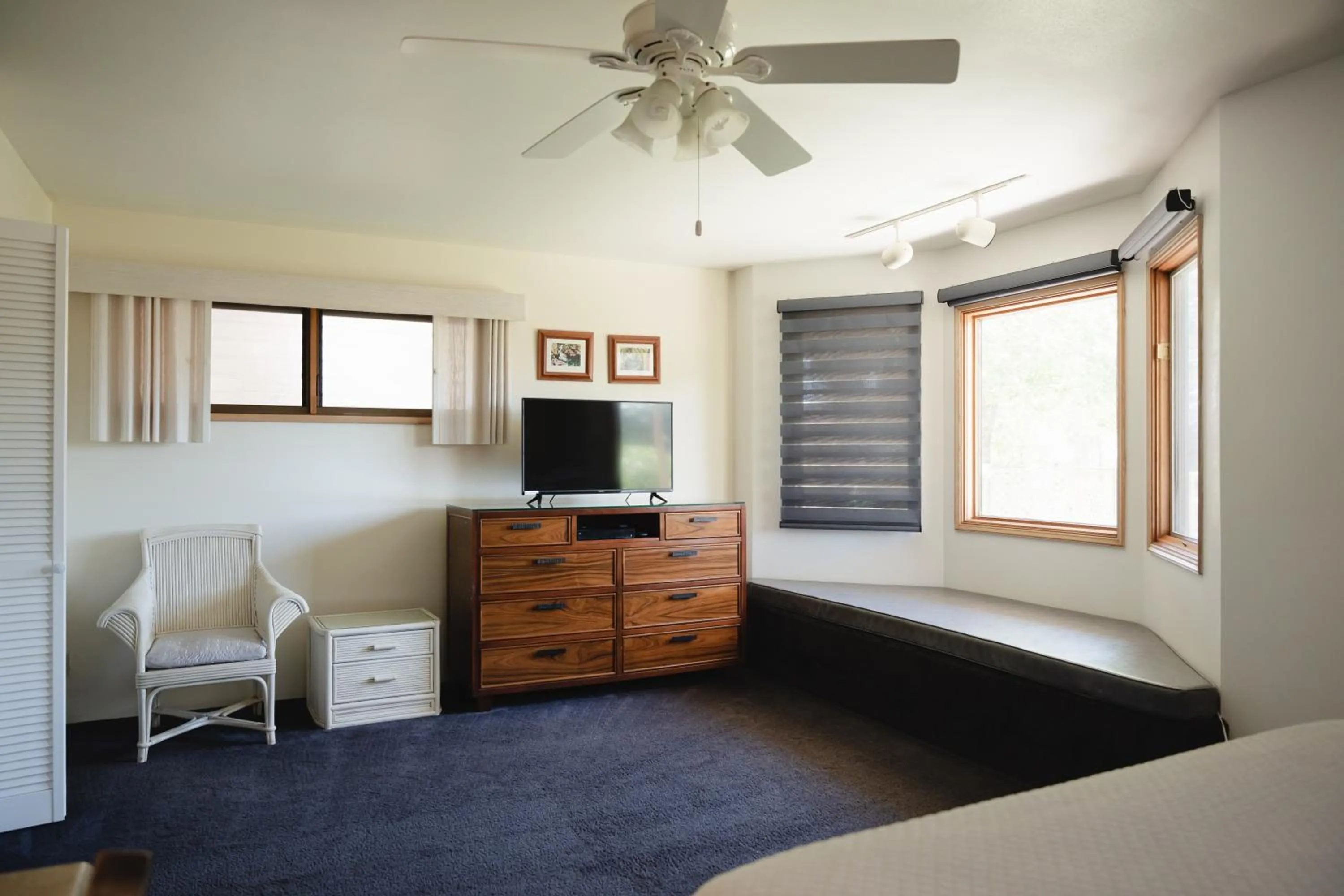 TV and multimedia, Bed in Nona Lani Cottages