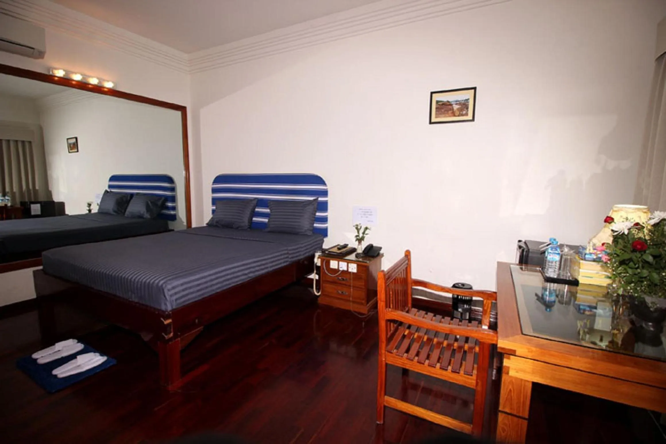 Photo of the whole room, Bed in Myanmar Life Hotel