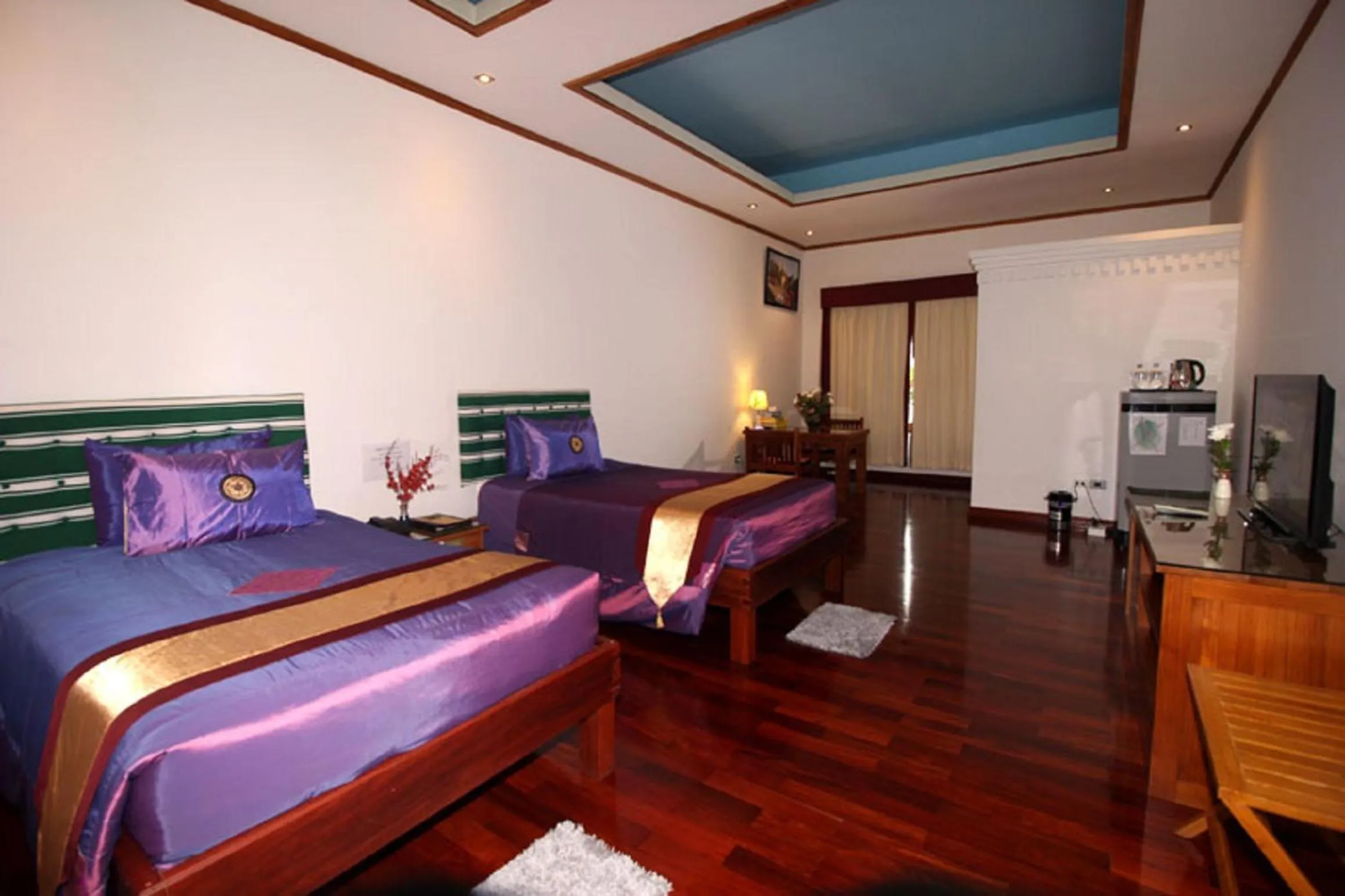 Photo of the whole room, Bed in Myanmar Life Hotel