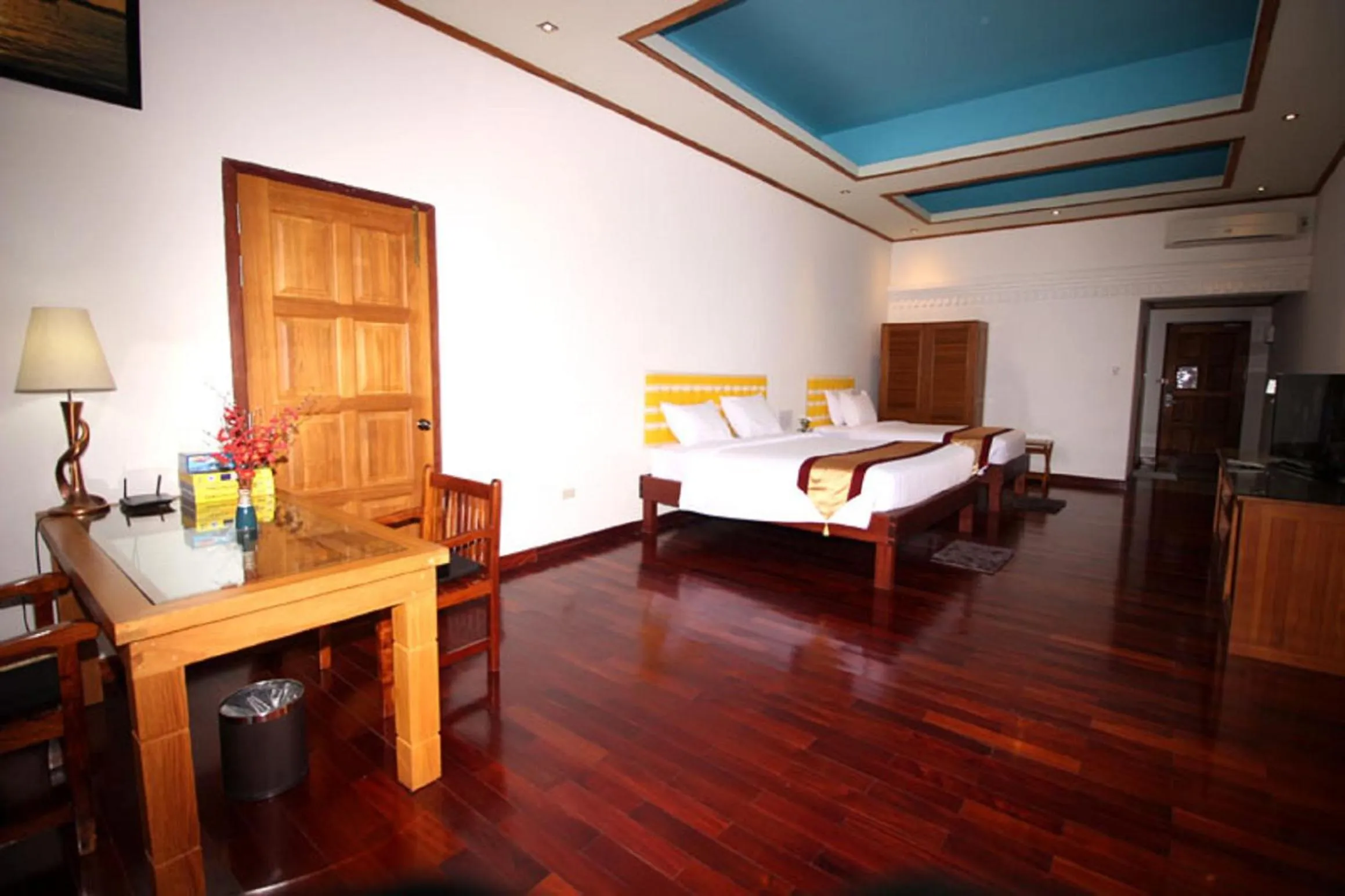Photo of the whole room, Bed in Myanmar Life Hotel