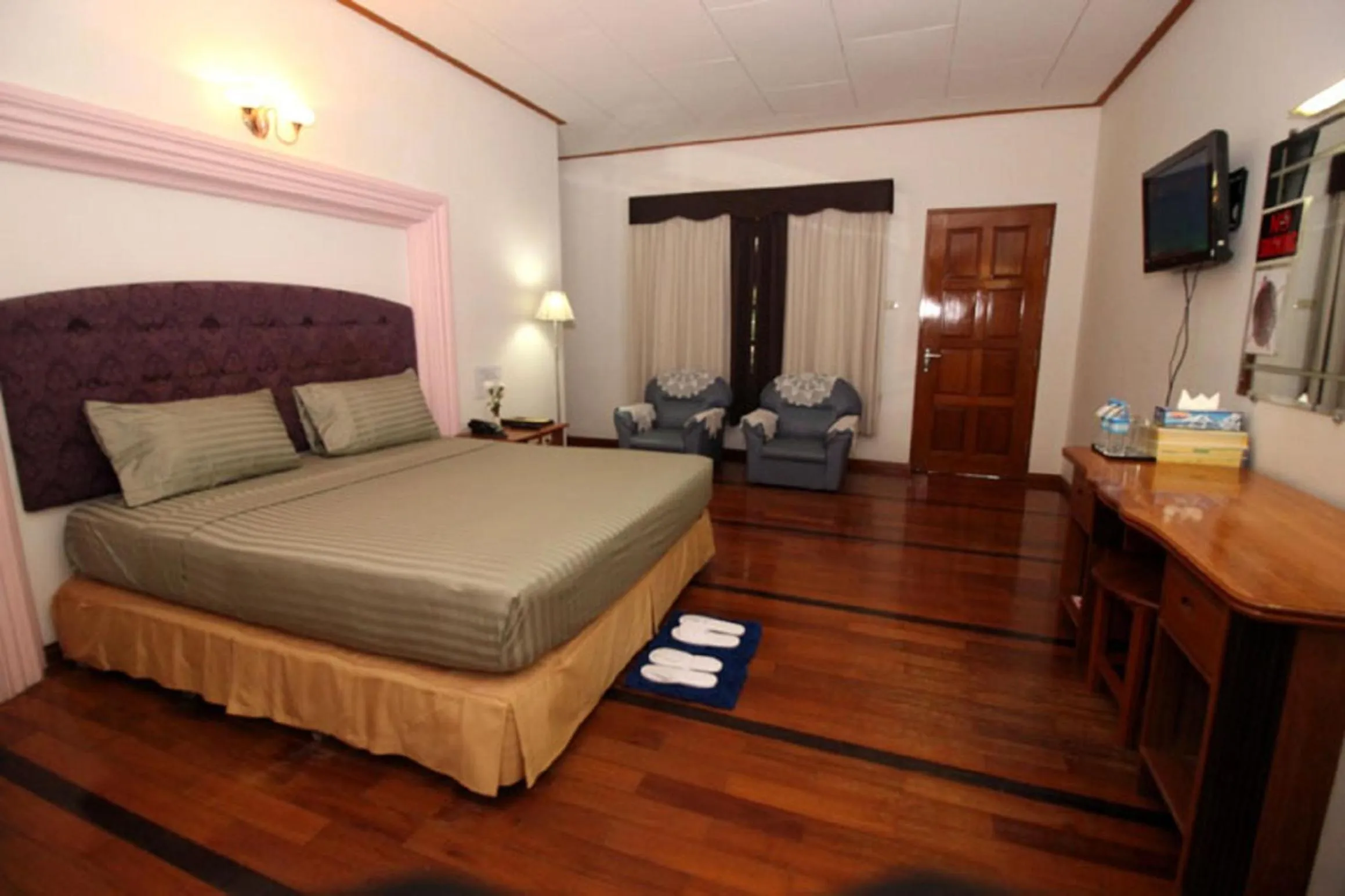 Photo of the whole room, Bed in Myanmar Life Hotel