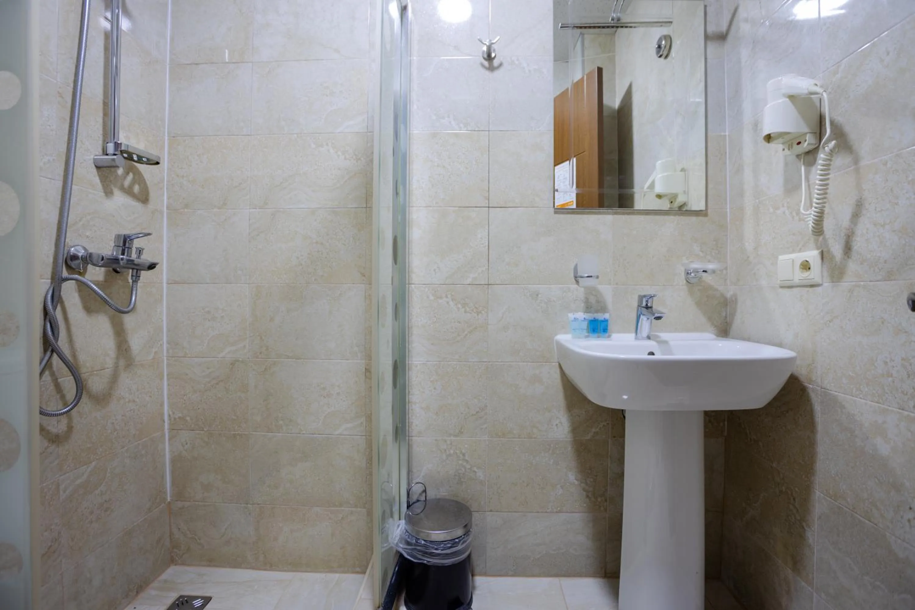 Shower in Daisi Sunset Hotel