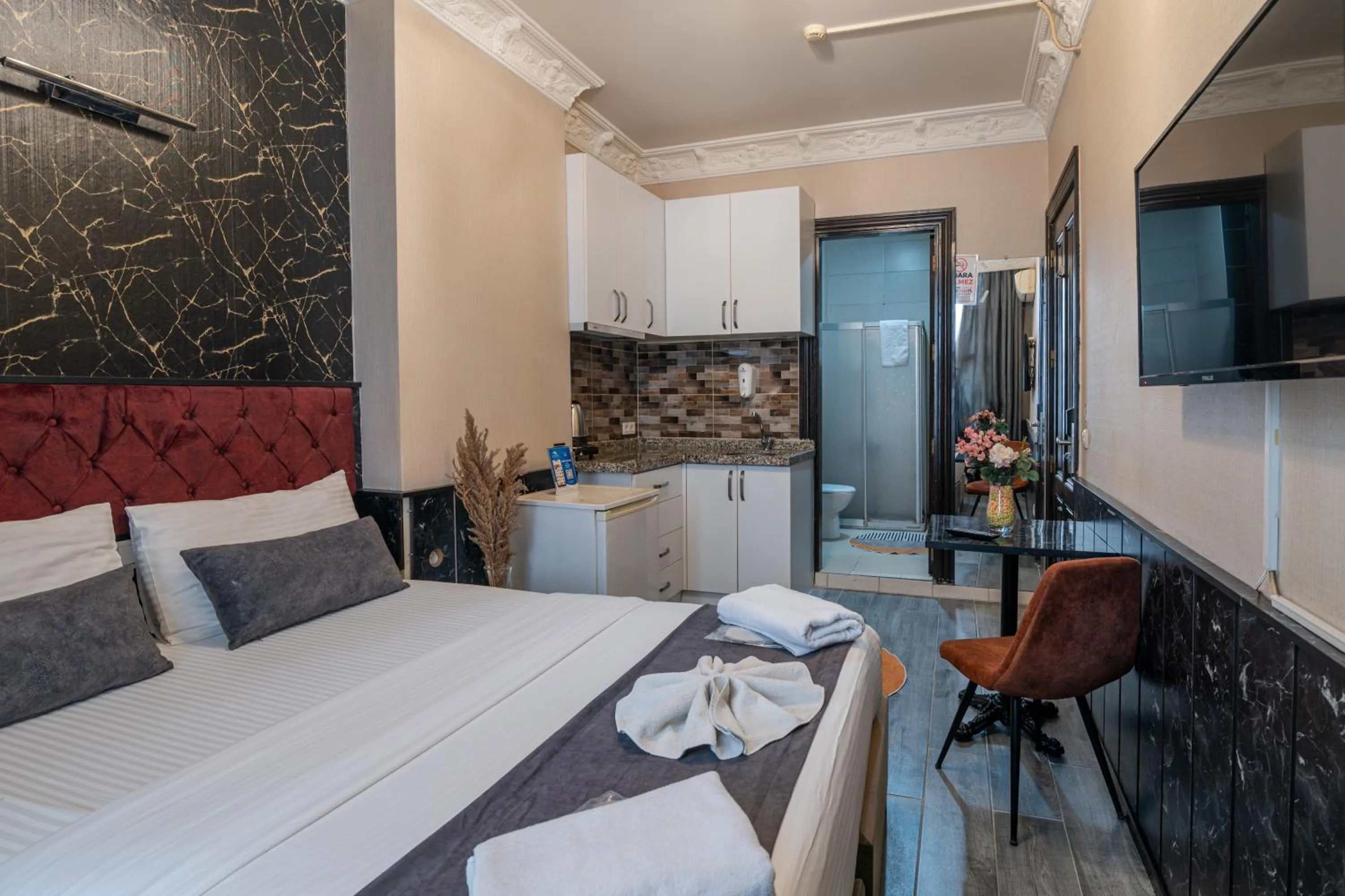 Kitchen or kitchenette, Bed in Nest HOTEL Sisli