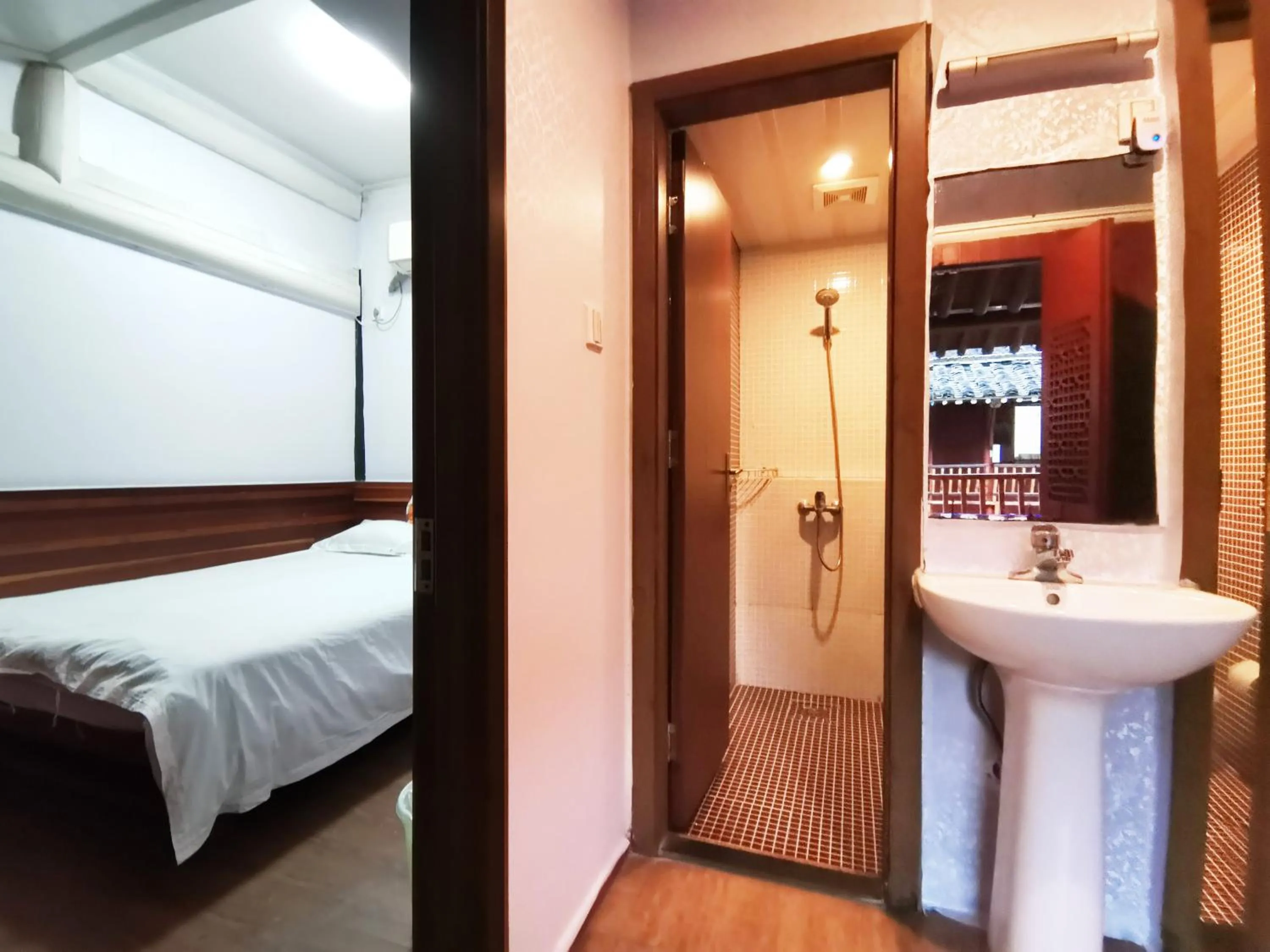 Bathroom, Bed in Shaoxing Laotaimen Luxun Native Place Youth Hostel