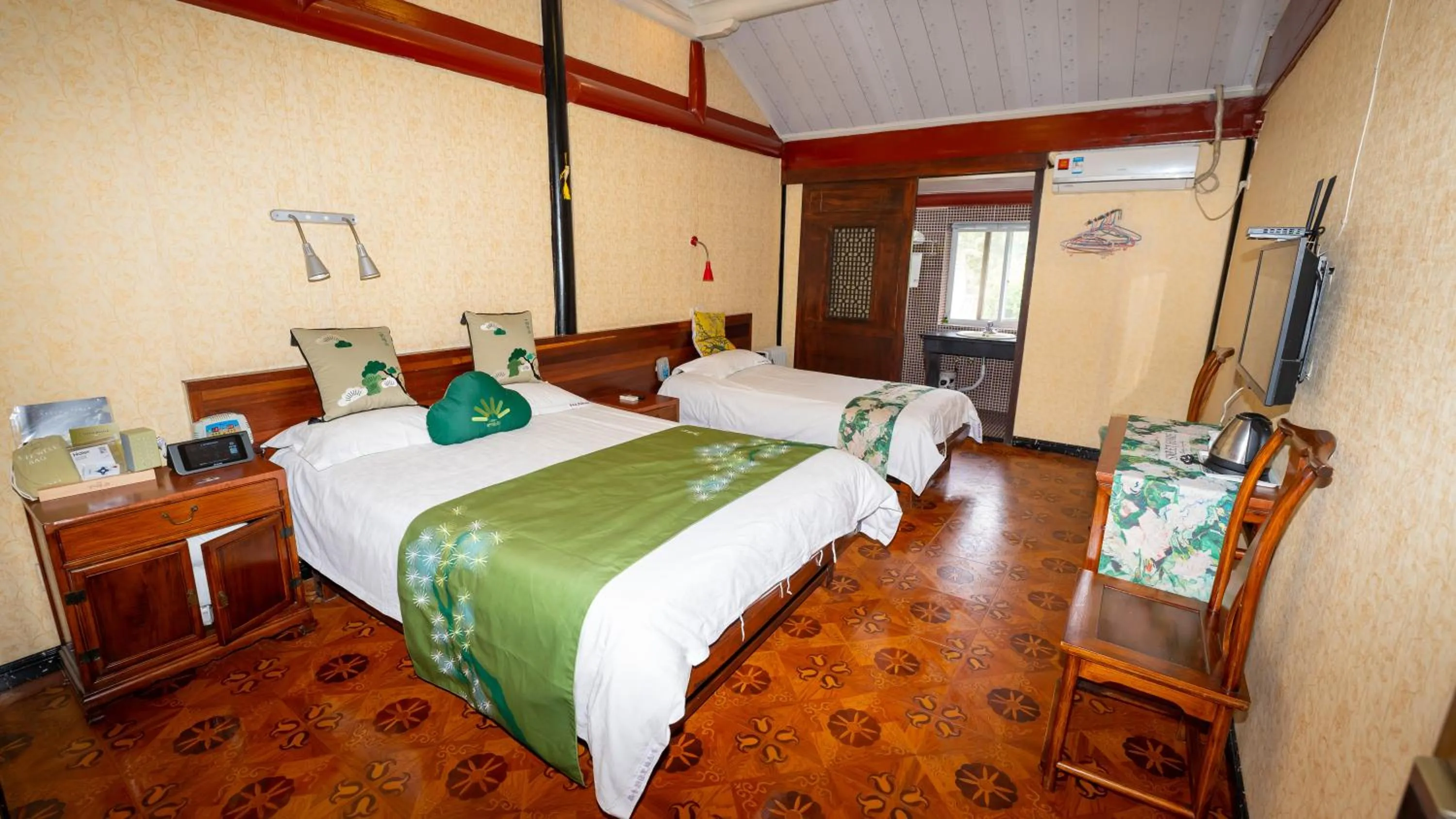 Bed in Shaoxing Laotaimen Luxun Native Place Youth Hostel