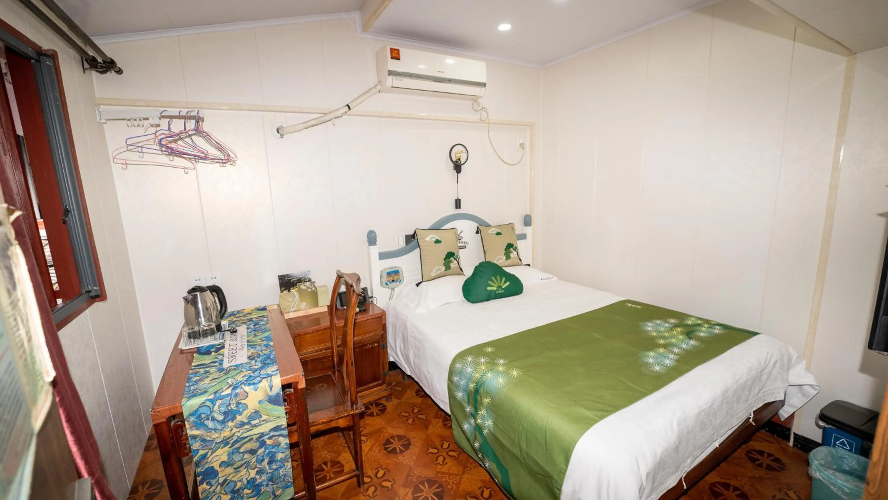 Bed in Shaoxing Laotaimen Luxun Native Place Youth Hostel