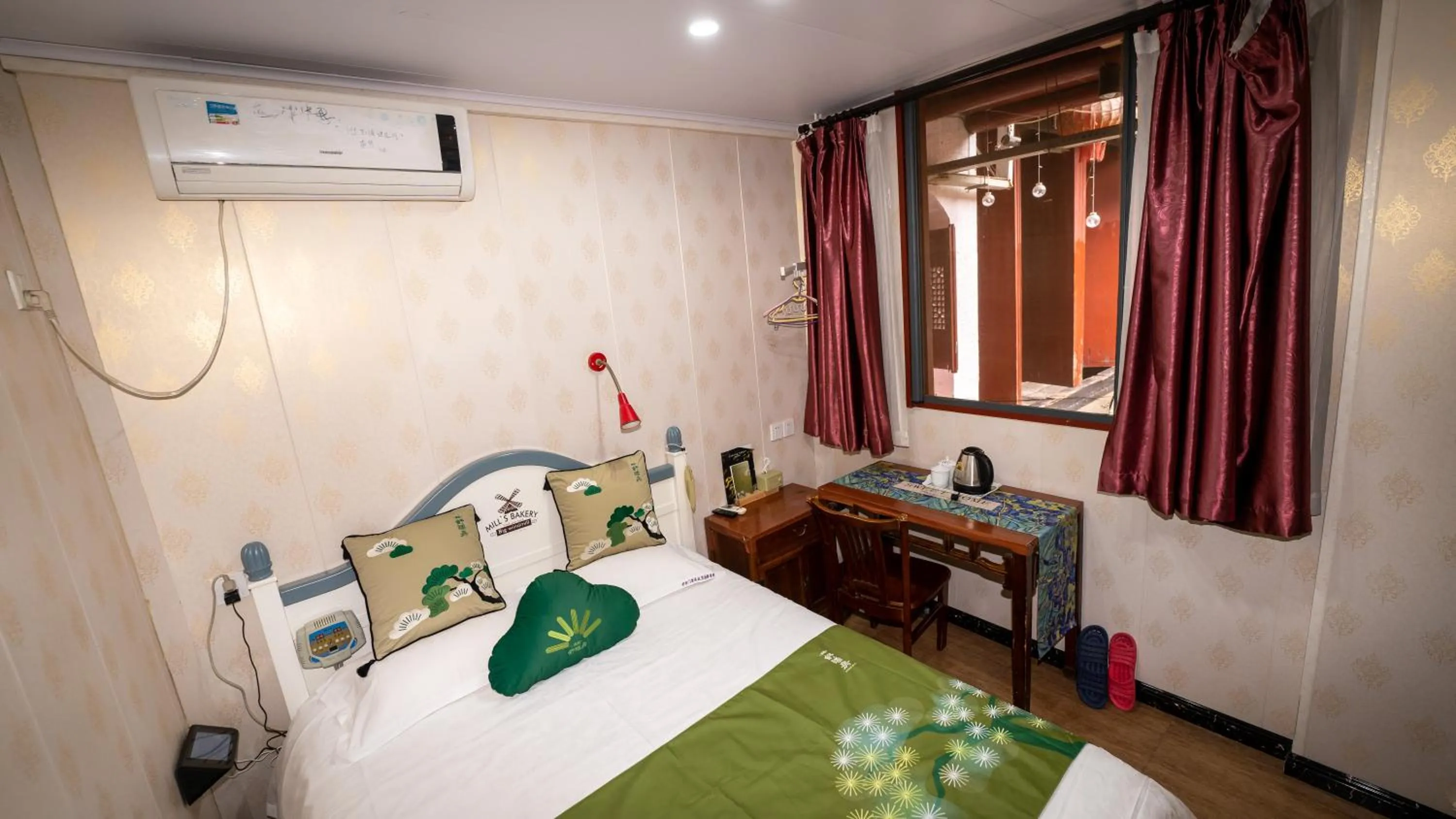 Bed in Shaoxing Laotaimen Luxun Native Place Youth Hostel