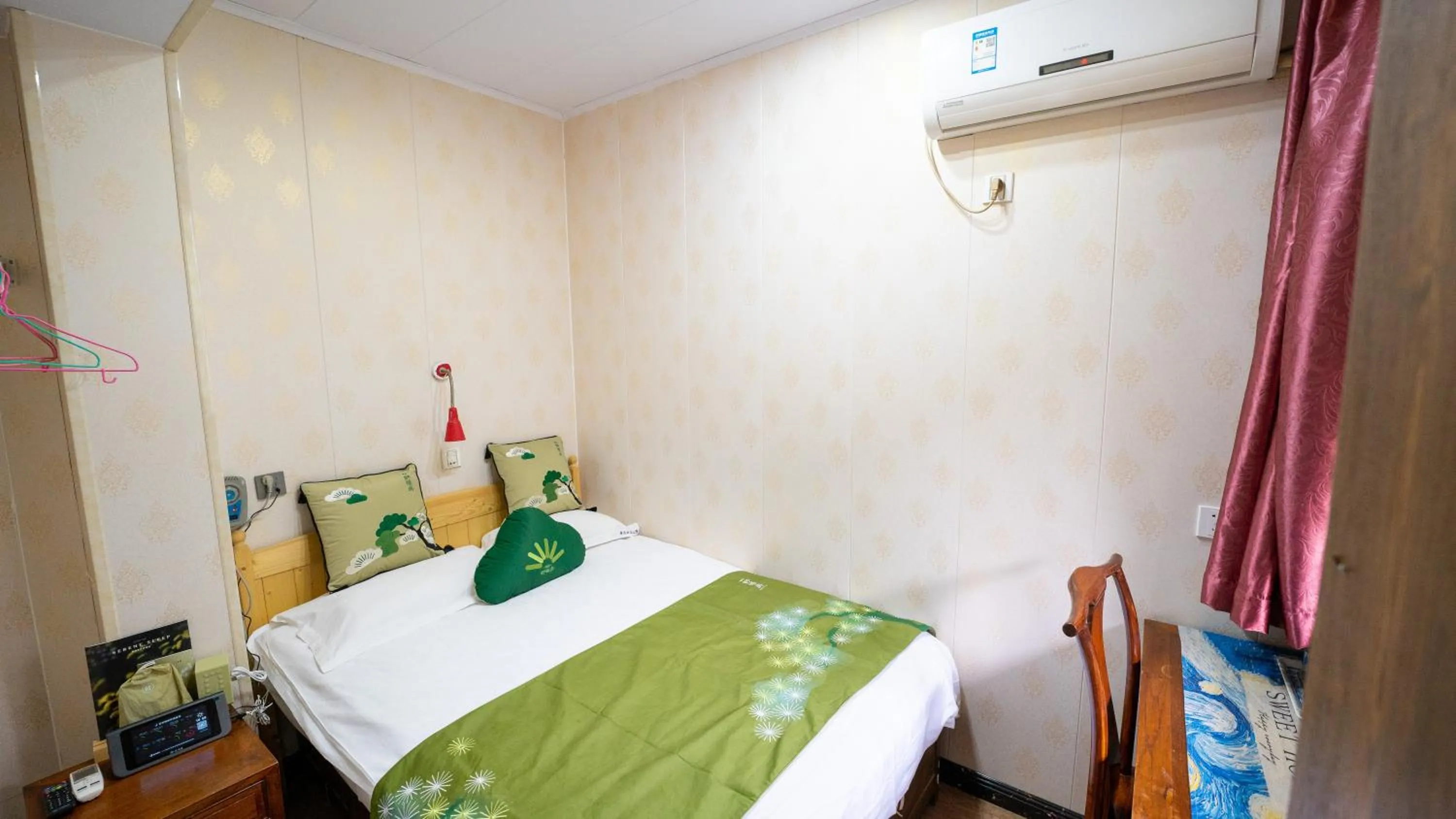 Bed in Shaoxing Laotaimen Luxun Native Place Youth Hostel