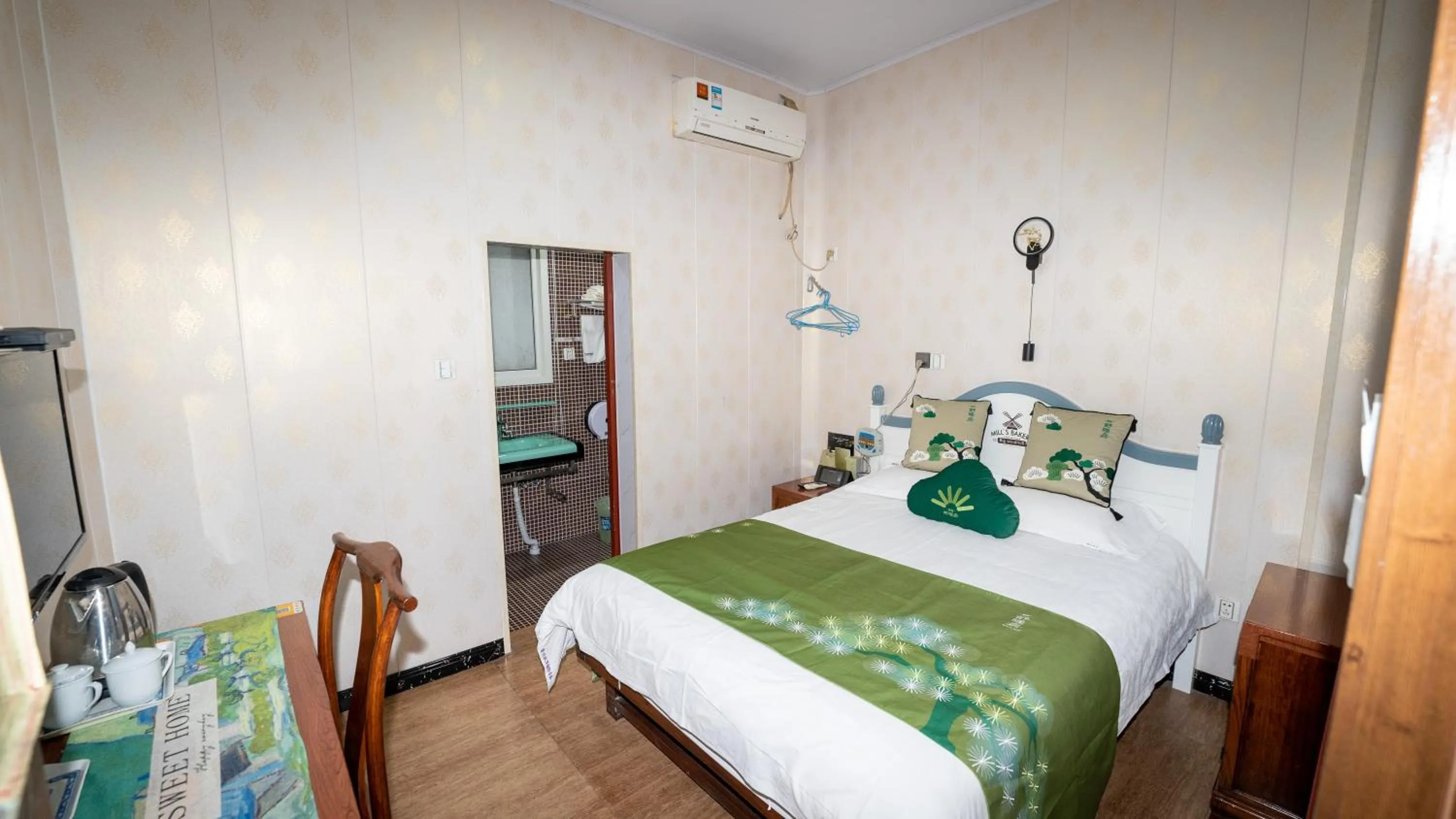 Bed in Shaoxing Laotaimen Luxun Native Place Youth Hostel